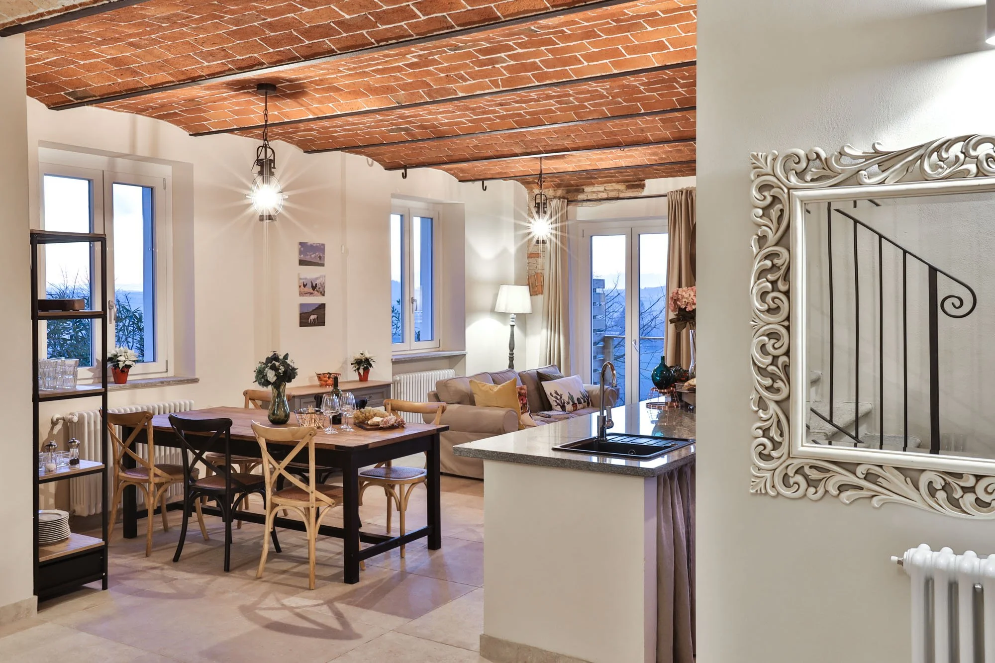 The spacious entrance area set the scene for whats to greet you upon arrival. Drop your cases and feel immediatley at home.