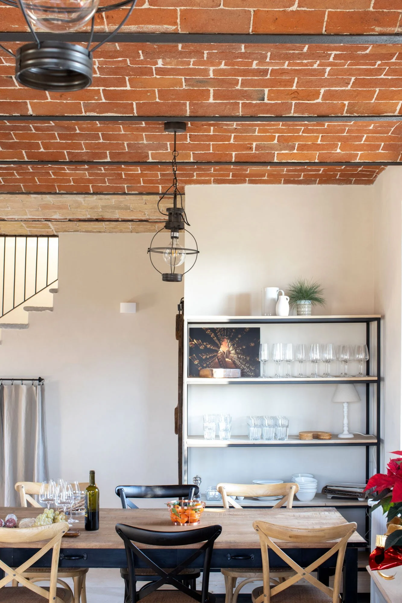 A light and spacious dining area with all the drinking and dining amenities families and friends need to enjoy dinners together.
