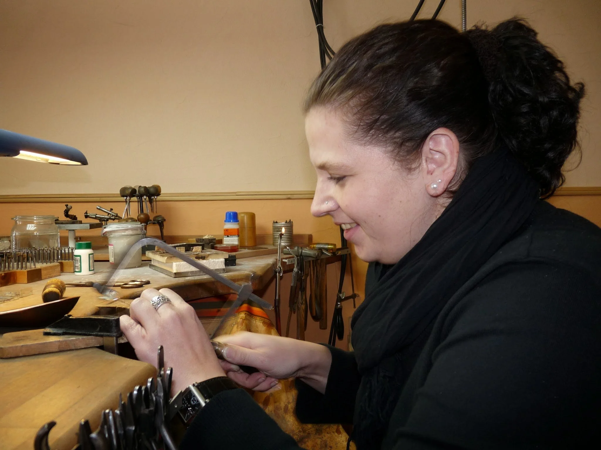 Eine Frau schmiedet ihren Trauring selbst.