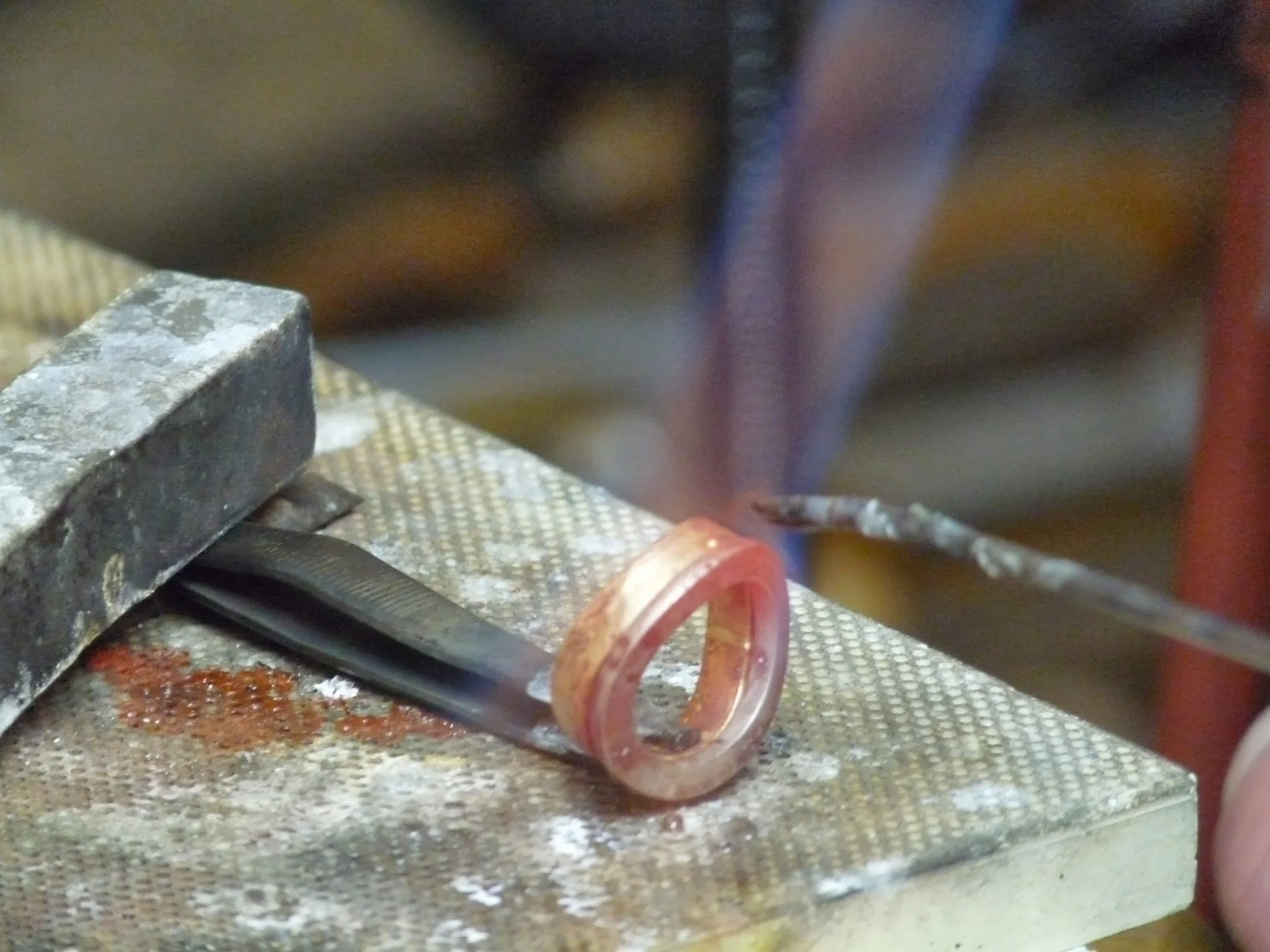 Ein Ring wird an einem Werkbrett gelötet