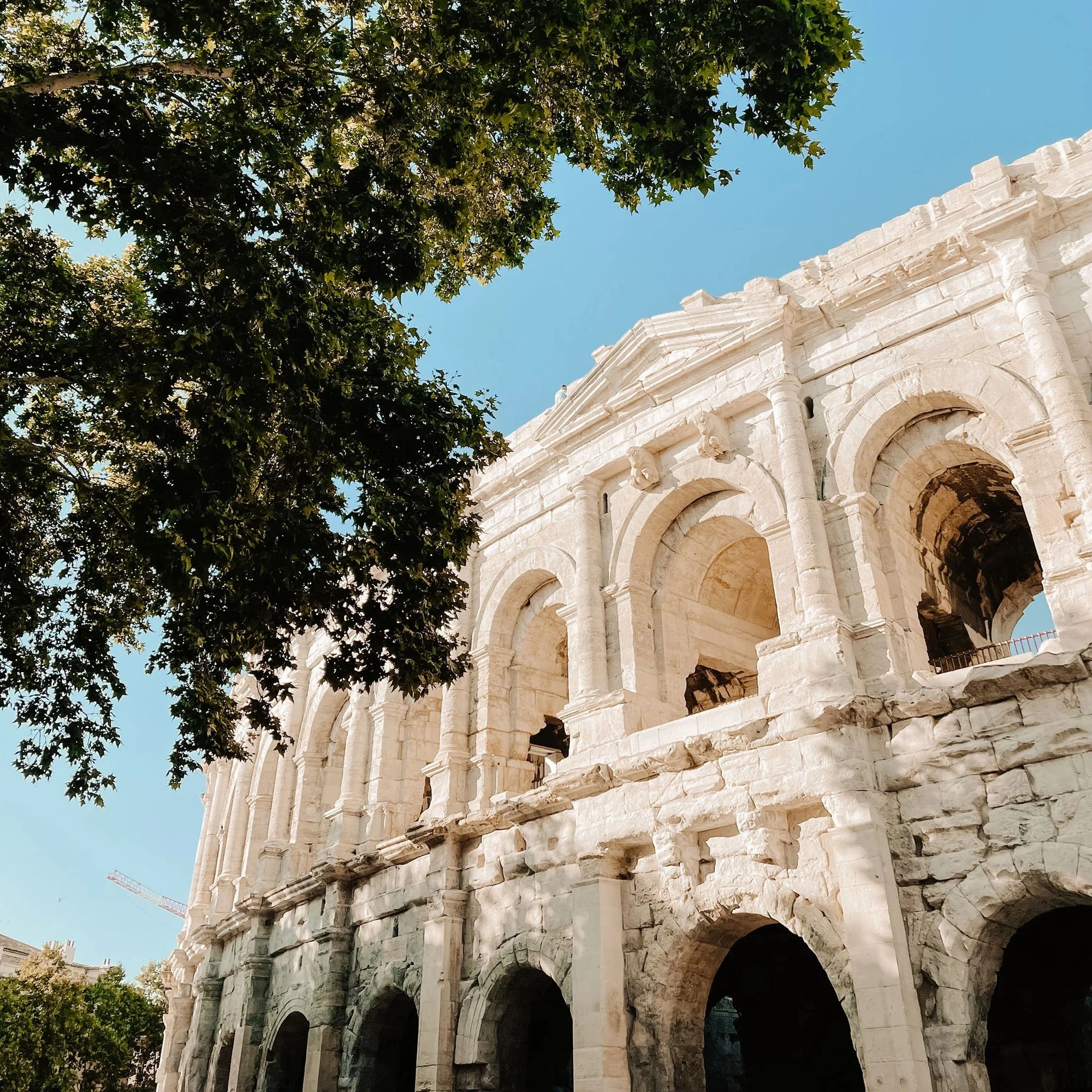 Nîmes: Anfahrt, Highlights und Kulinarik