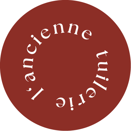 Ein brauner Kreis mit weißem Text, der in einem Kreis angeordnet ist, der sagt: 'Erinnern, tun, cie'.