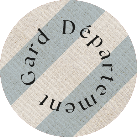 Runder Gegenstand mit der Aufschrift 'Gvard Department' in einem kreisförmigen Muster, stilvolles Design.