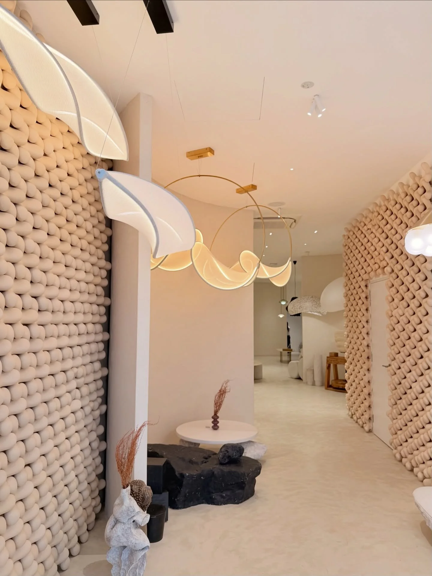 Photo dump inspi voyage Asie. 
- Singapore et ses shops. 
- Raffles places 
- Marina Bay Sand. 
- Komodo island 🏝️ 
- Lombok 🐢
- Singapore by the night 

#voyage #decoration #design #dump #architecture