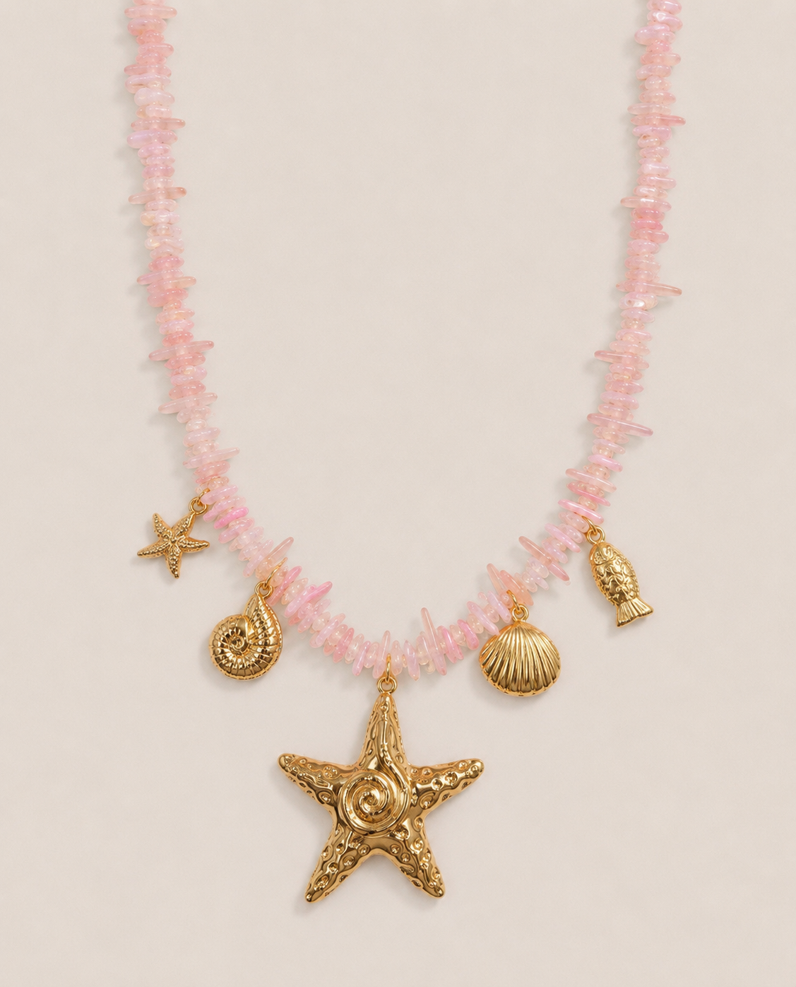 Collier étoile de mer dorée et perles roses avec breloques coquillage - Collection Riviera