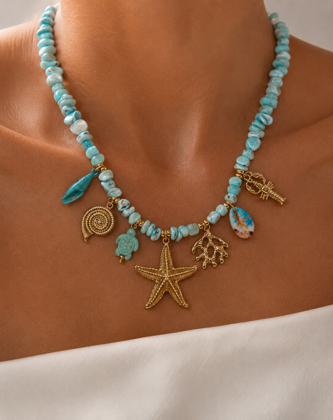 Collier Azur porté - bijou turquoise acier inoxydable bord de mer