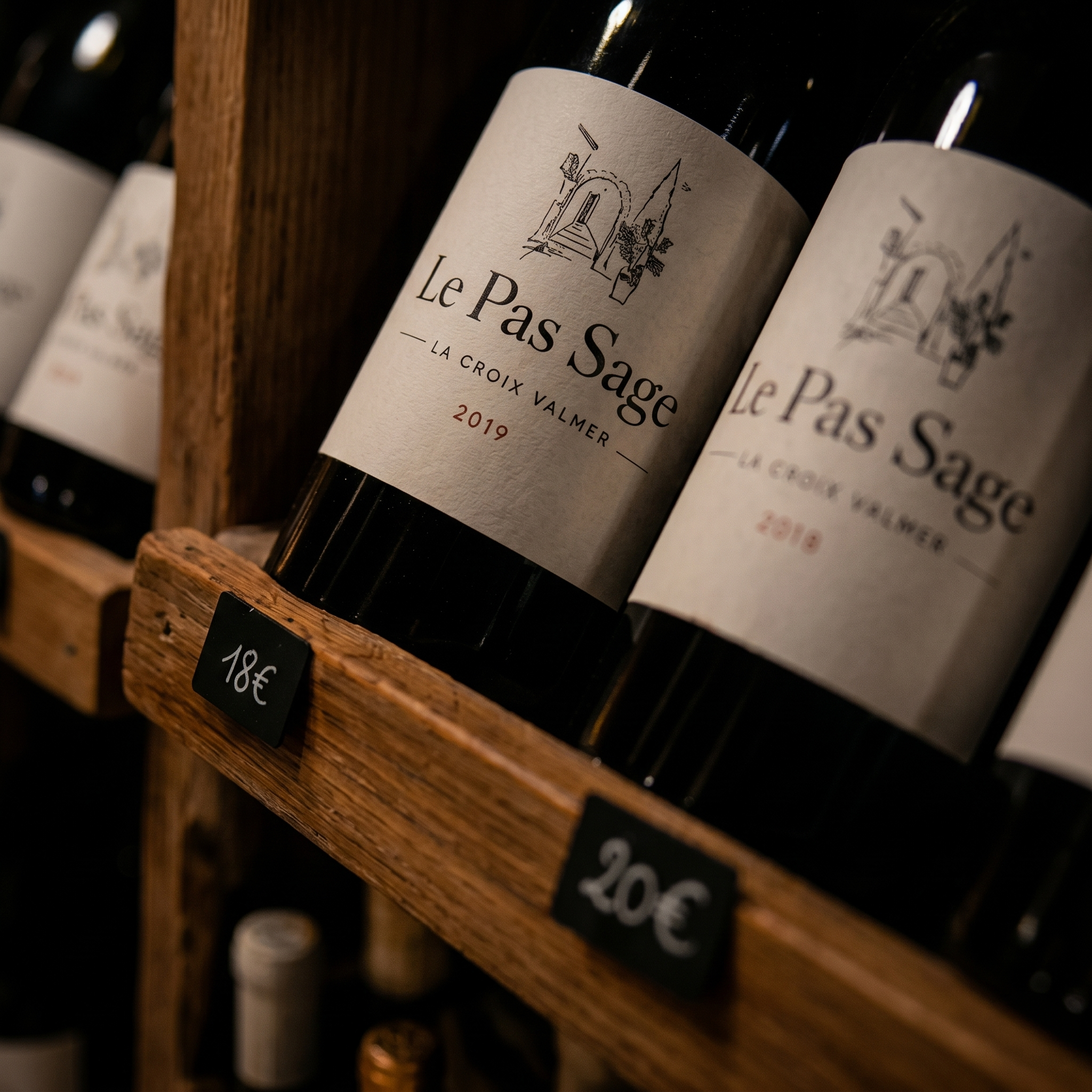 Bouteilles de vin sur une étagère en bois, étiquettes avec illustrations et prix
