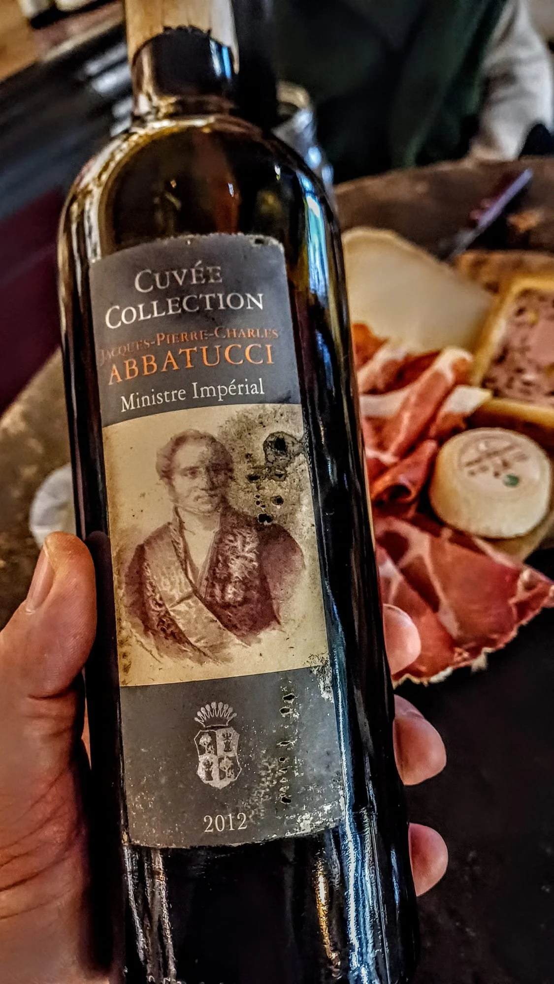 Bouteille de vin Abbatucci de 2012, collection Cuvée, avec étiquette vintage représentant une femme en habit ancien.