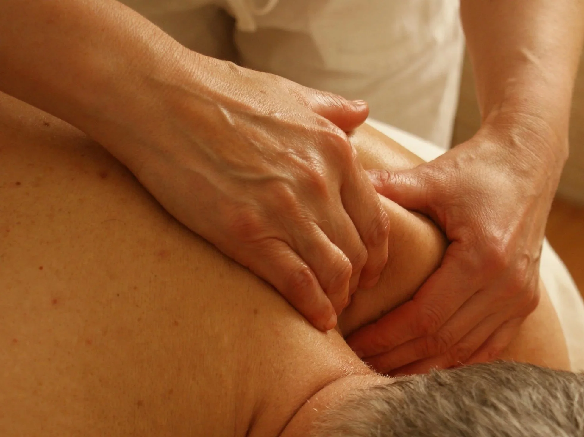 Een klassieke nek-, rug- en schoudermassage bij Thong Gam Thai massage en wellness.