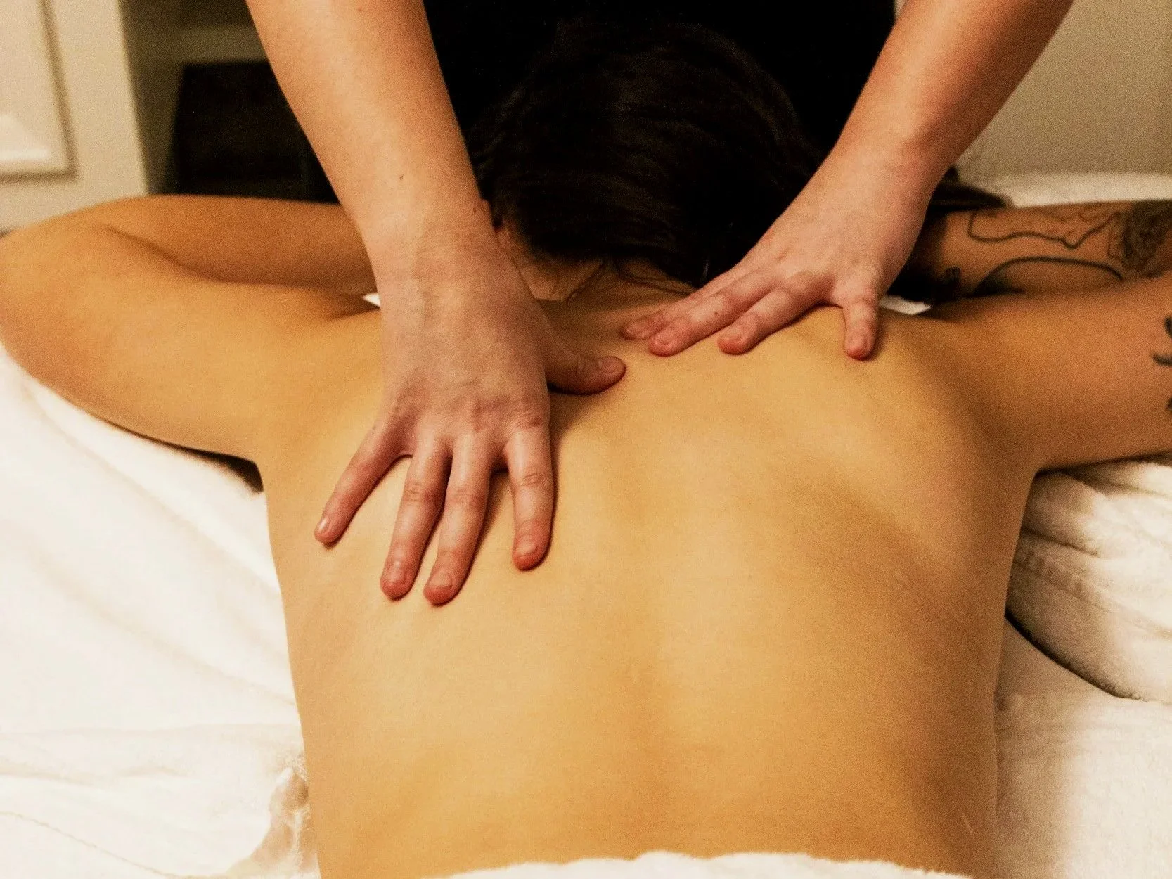Een ontspannende traditionele Thaise rugmassage in de sfeervolle salon van Thong Gam thai massage en wellness.