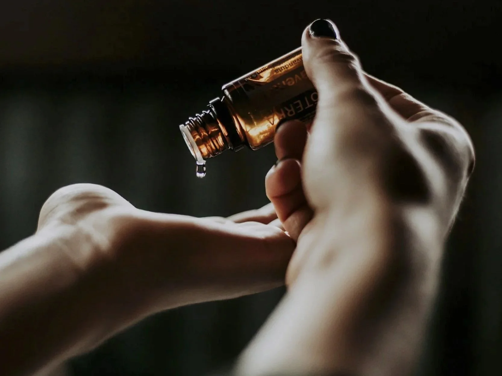 Warme massage-olie die wordt klaargemaakt voor een authentieke Thaise oliemassage bij Thong Gam thai massage en Wellness.