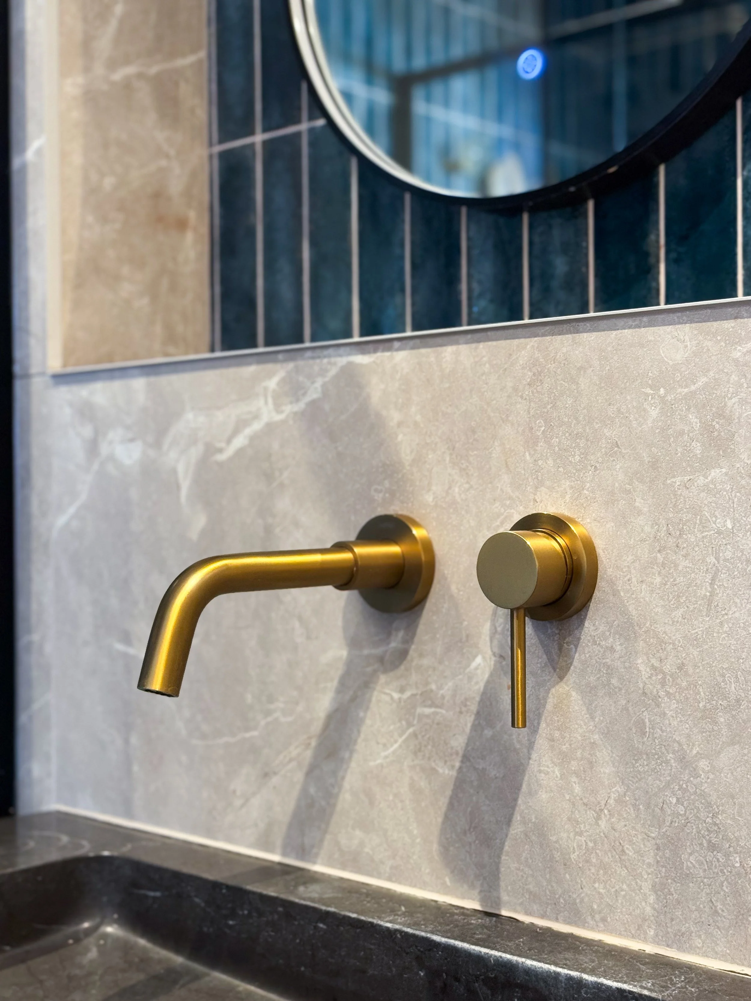 The difference between a good bathroom and an exceptional one is often decided at this scale. Wall-mounted brushed brass tap and lever. Simple geometry. The right material in the right place.
