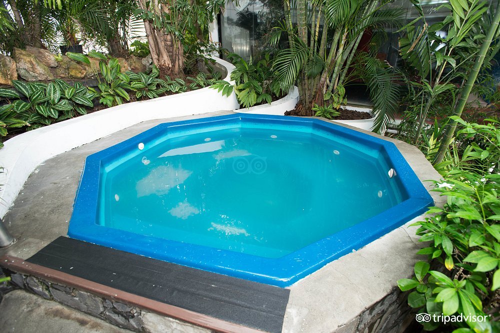 hot-tub--v8903522.jpg