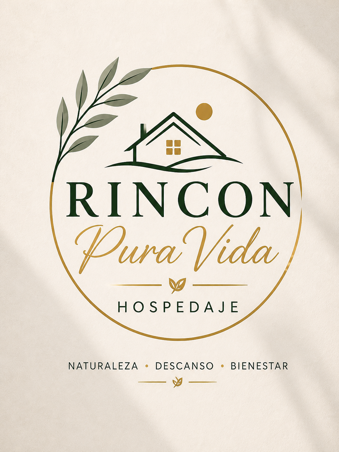 Logotipo de Rincon Pura Vida con una casa, una hoja y un sol, rodeado de un círculo, con palabras en español y colores verdes y dorados.