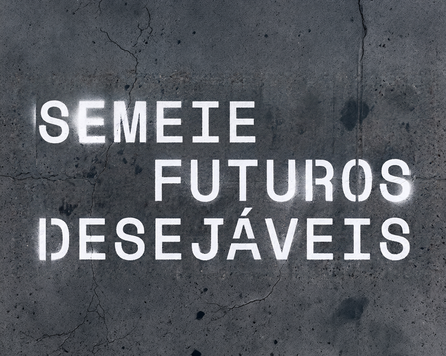 Texto de Neon na parede de concreto que diz 'SEMIE FUTUROS DESEJÁVEIS'.