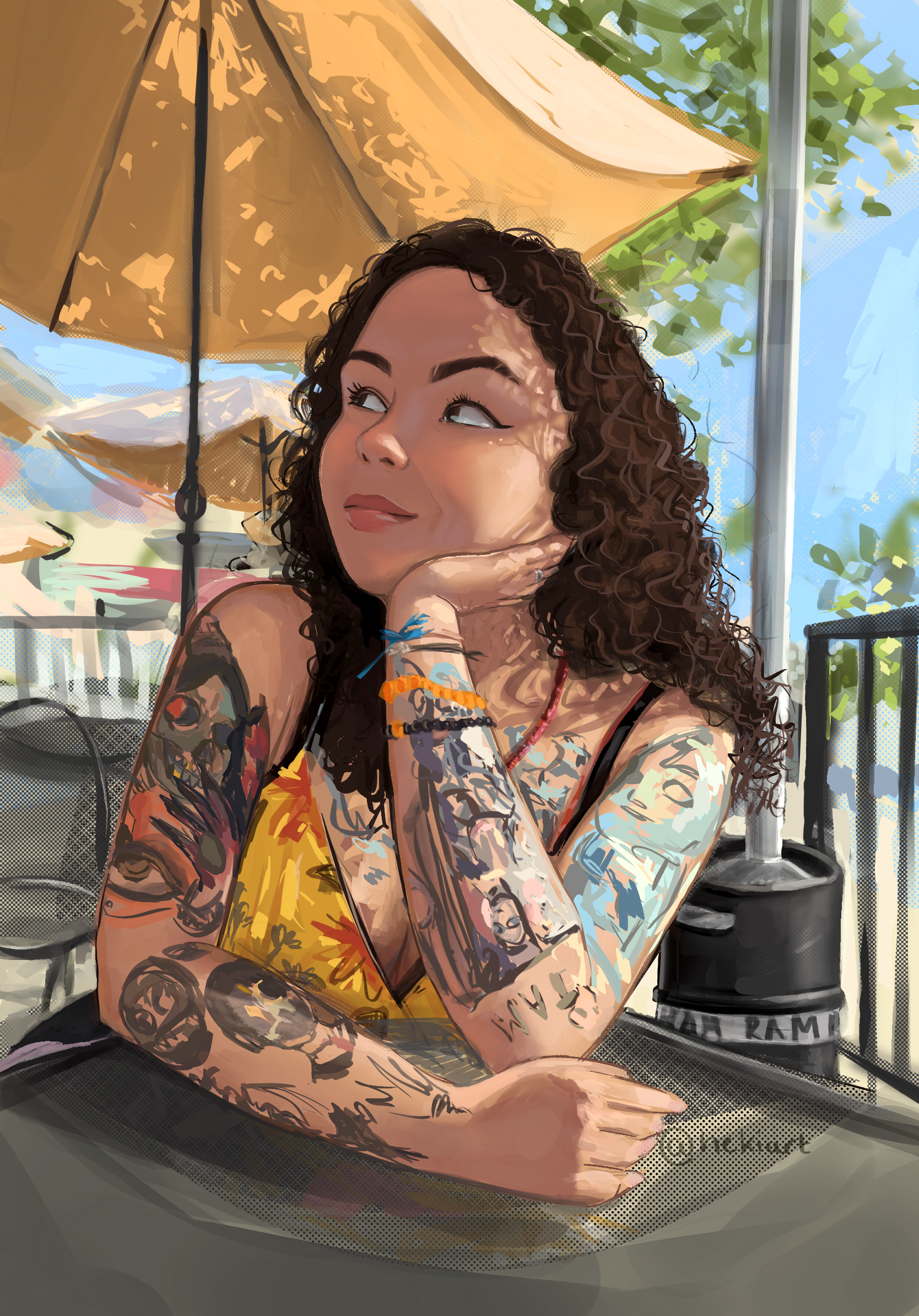 Junge Frau mit Tattoos auf Armen und Hals, sitzt draußen unter einem Sonnenschirm, schaut nach oben und lächelt leicht, trägt Armbänder und eine gelbe Kleidung, im Hintergrund sind weitere Sonnenschirme und Bäume.