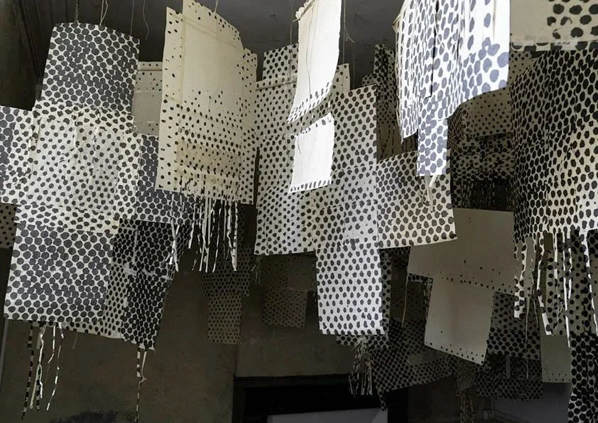 CAMERA SILENZIOSA - 2024
Chaque jour, comme un rite, je crée quatre papiers votifs. Les 83 premiers habitaient tout l’espace d’une chambre lors de l’exposition collective de la galerie Tourrette de l’été 2024.
papier, bambou, encre de chine
