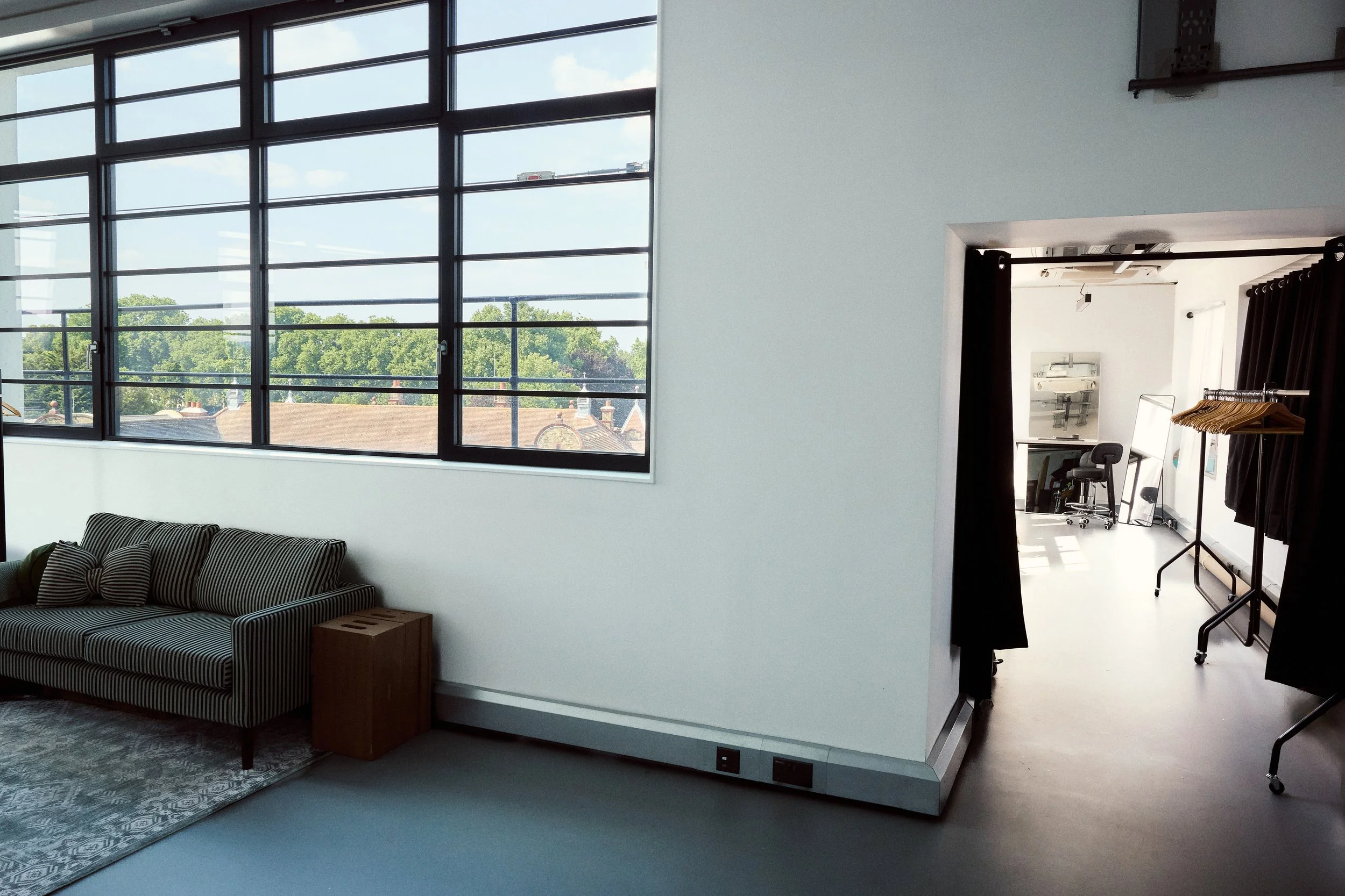 glam_room_from_main_room.jpg