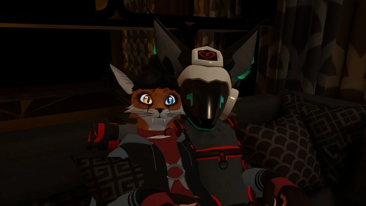 A 3D animated scene showing two characters reclining on a dark sofa, a feline character with heterochromatic eyes and a robotic character with a helmet, in a dimly lit room with patterned curtains and pillows.