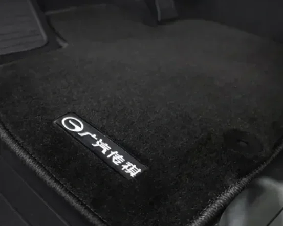 Car floor mat with a logo and Chinese characters.