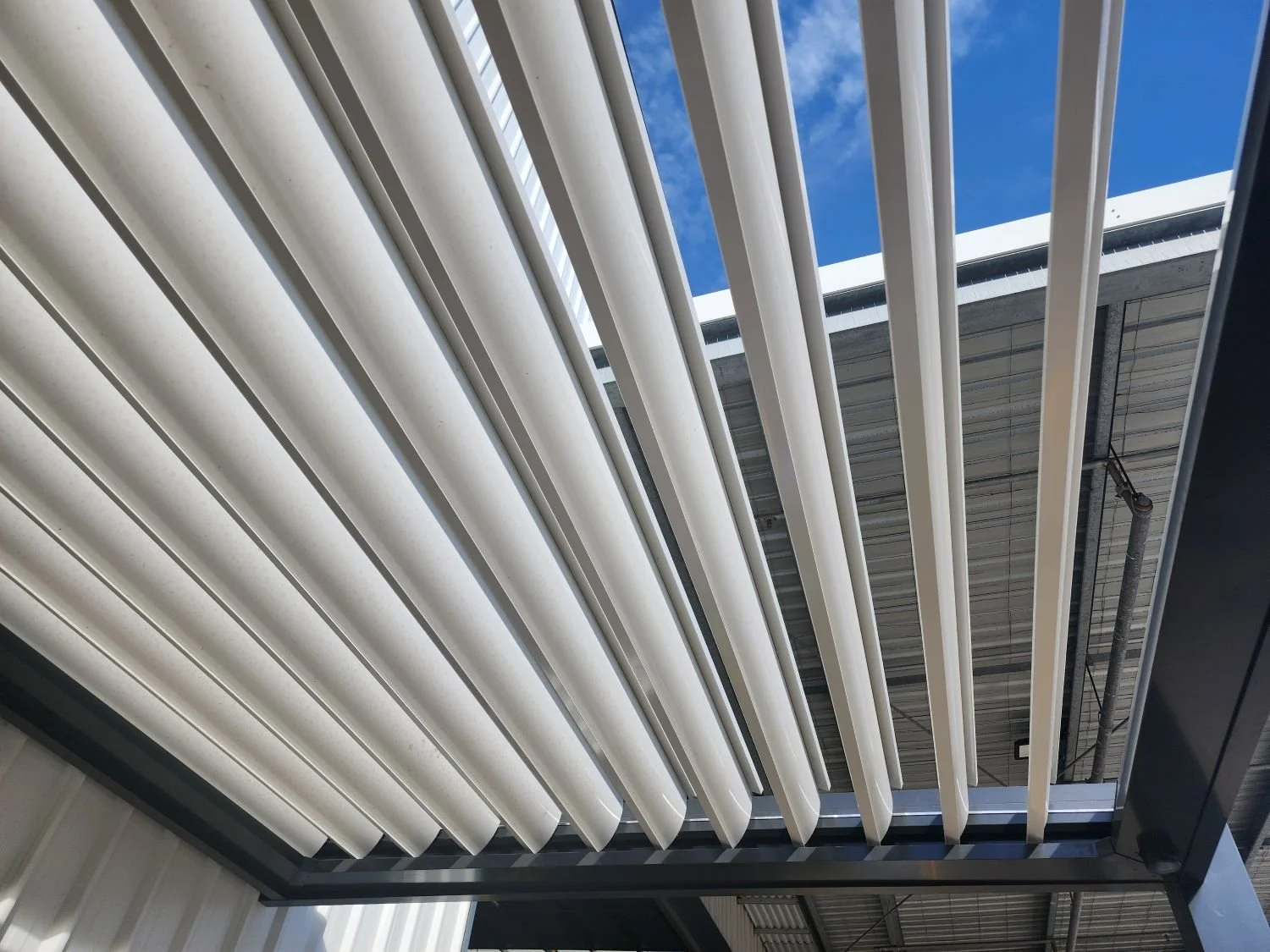 open louvre roof white color in house