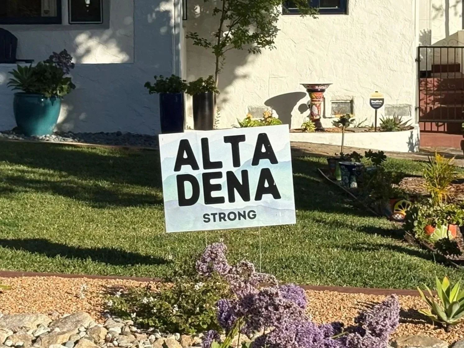 A picture of a yardsign saying "Altadena Strong"