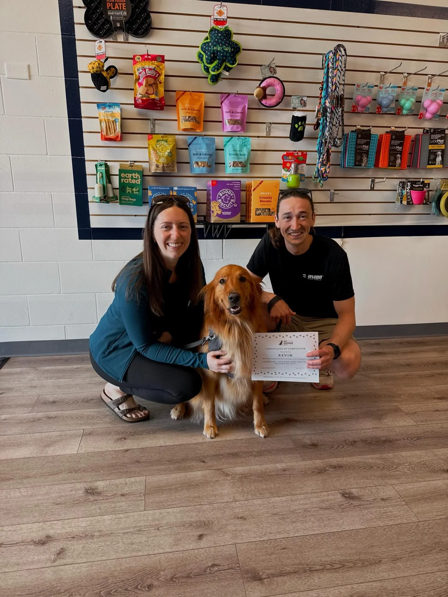 Play &amp; Train Graduate Kevin 🎓🐾

Kevin came into the program needing help with reliability, leash manners, recall, and staying engaged&mdash;especially around distractions.

Throughout training, we focused on improving follow-through and helping