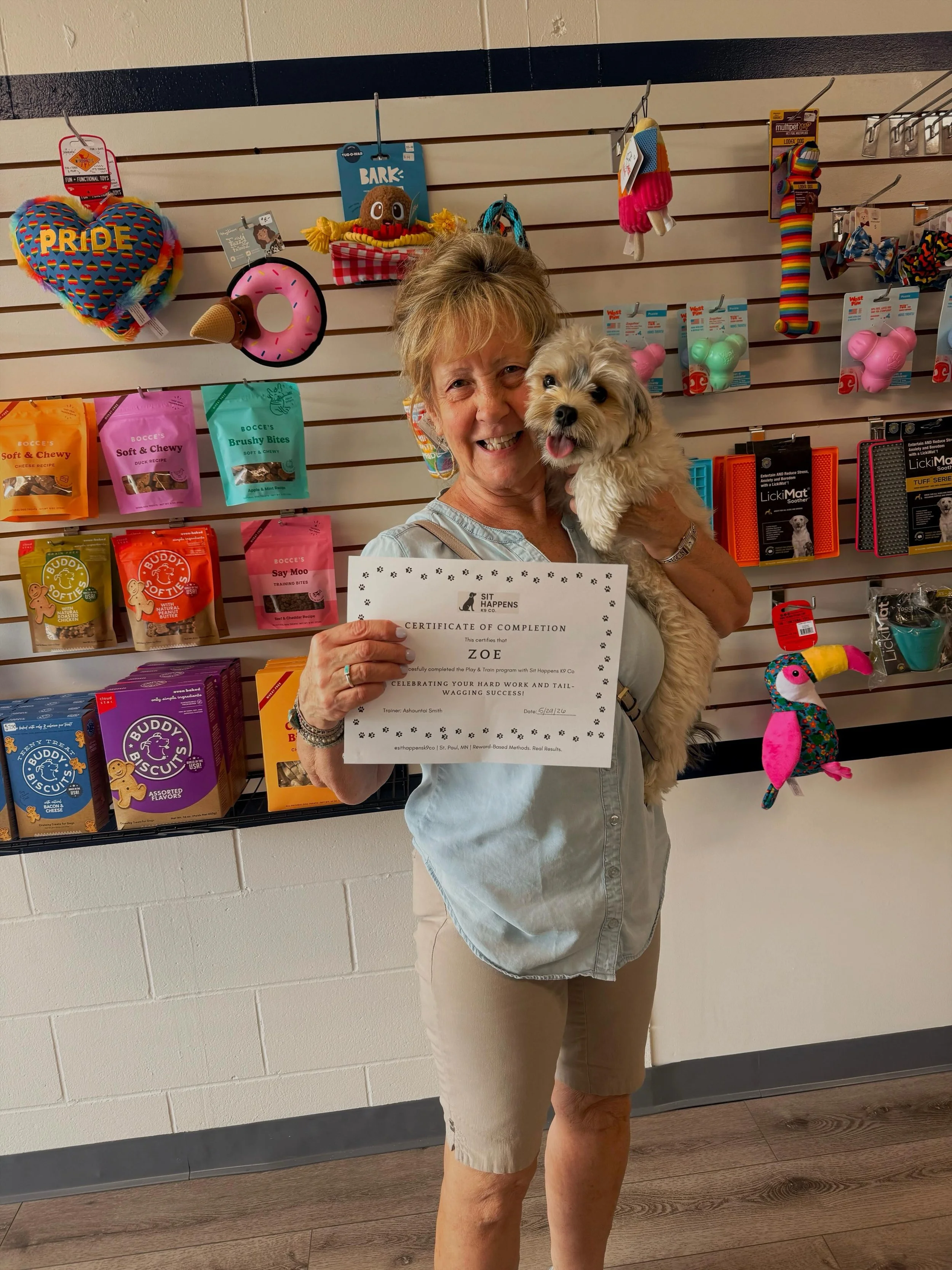 Play &amp; Train Graduate Zoe! 🎓

Zoe came to training to work on staying calm around the distractions of everyday life. Through lots of practice, she learned that not every person or dog needs a reaction and that checking in with her handler is oft