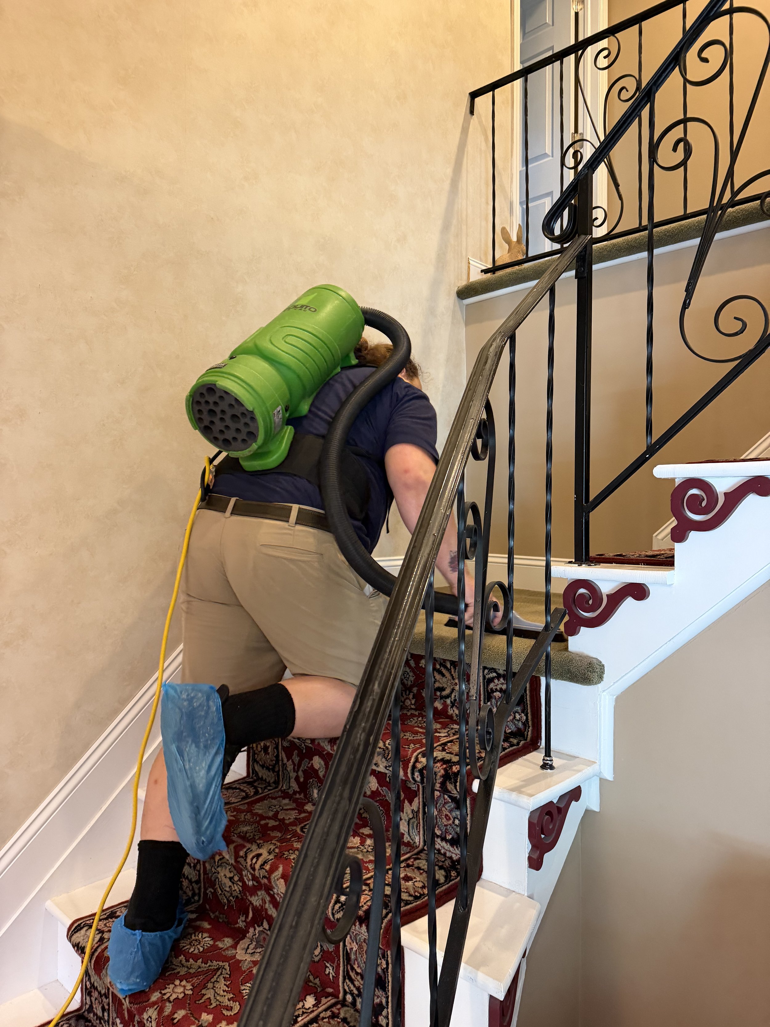 Trusco Cleaning team member cleaning a home