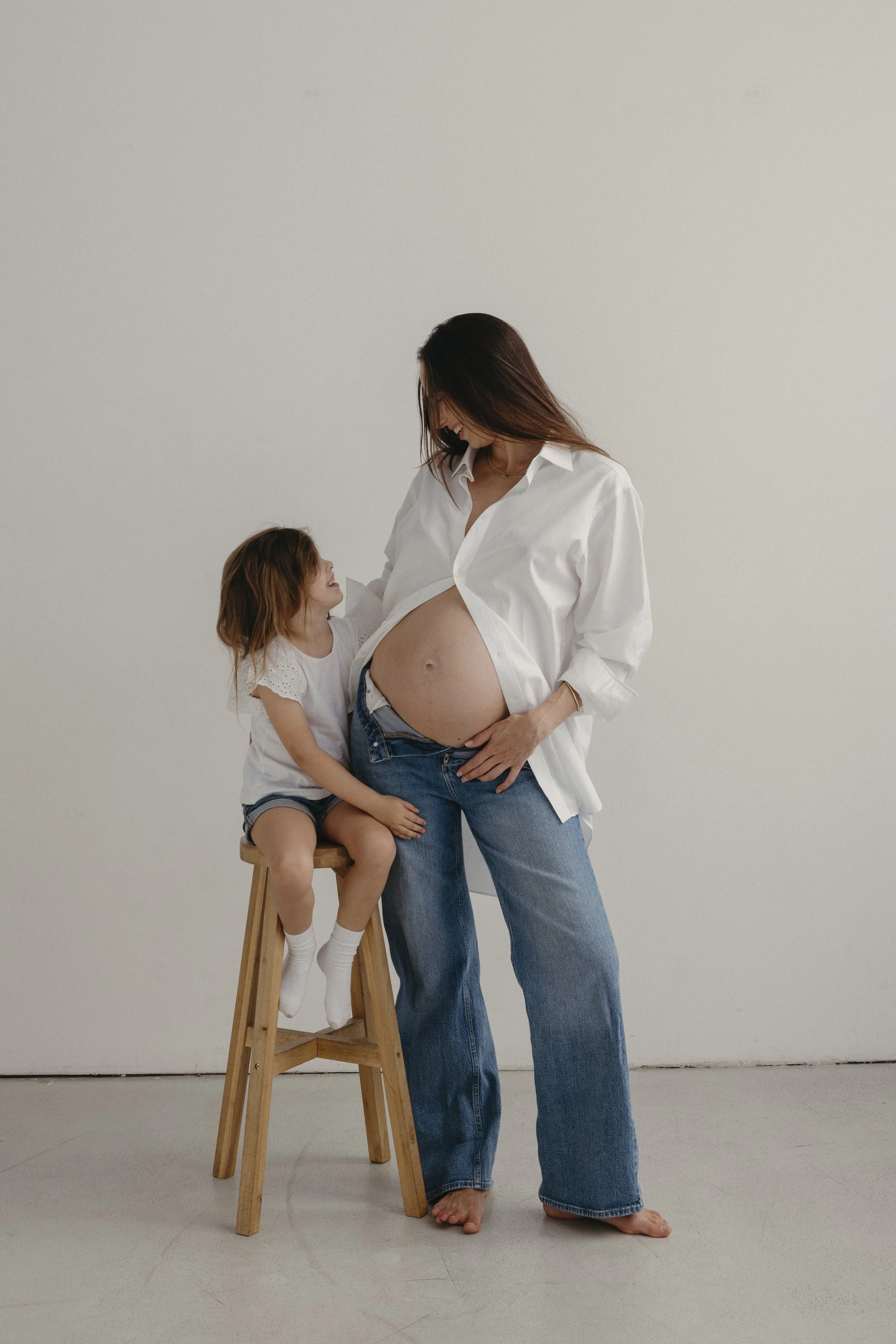 Pregnant photo of Tania Gnecchi, founder of Matrescence Diaries, with her daughter.