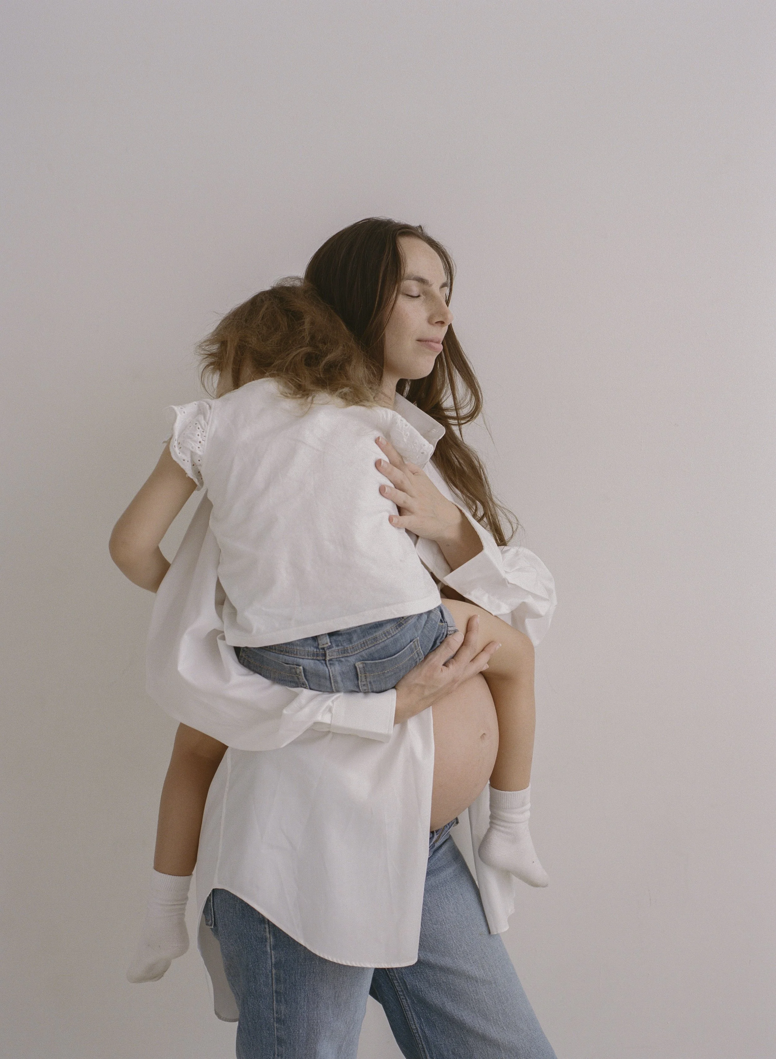 Tania Gnecchi Motherhood Podcast host Matrescence Diaries holding her daughter