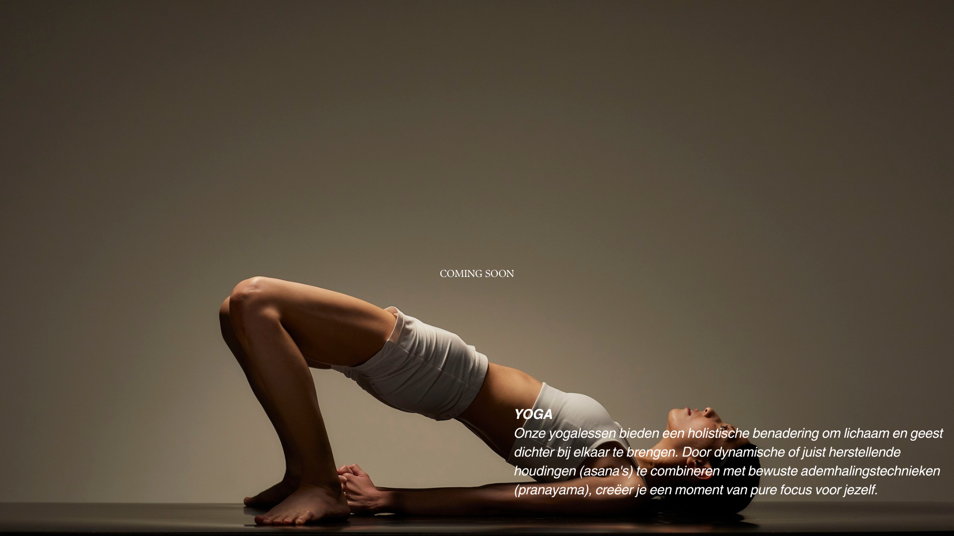 Een persoon die een yogahouding in een studio uitvoert, met de tekst "COMING SOON" op de achtergrond en een beschrijving over de holistische benadering van yoga.