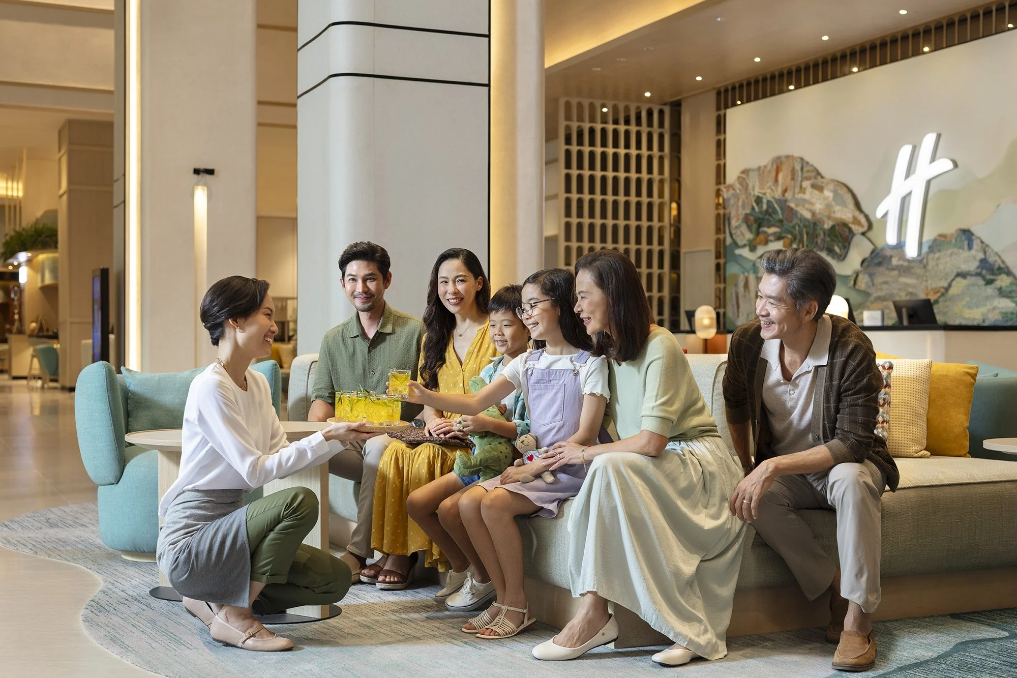 Holiday Inn Pattaya Lifestyle Lobby Family Angle 2.JPG