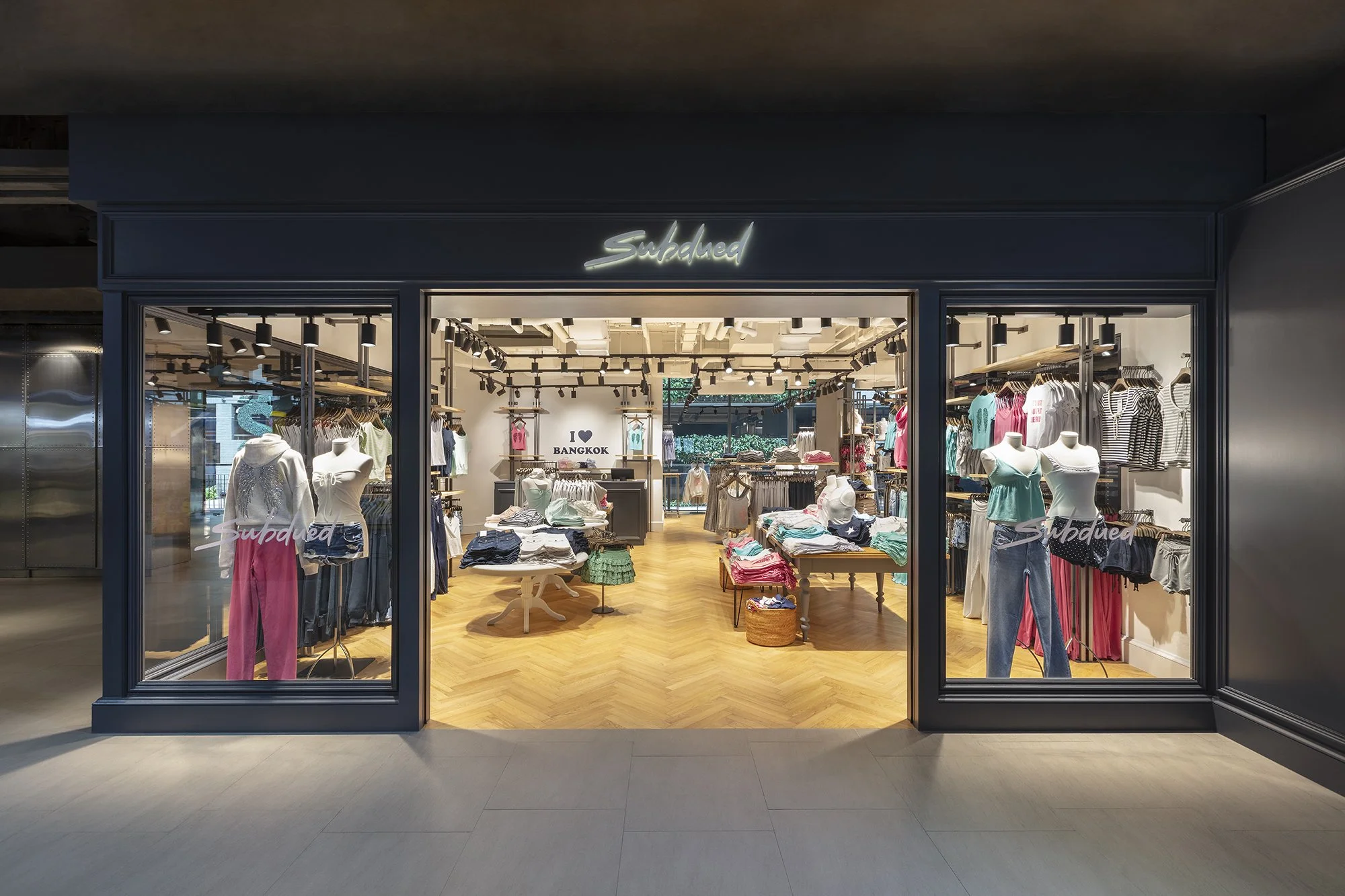 Subdued Store - Siam Center 01.jpg