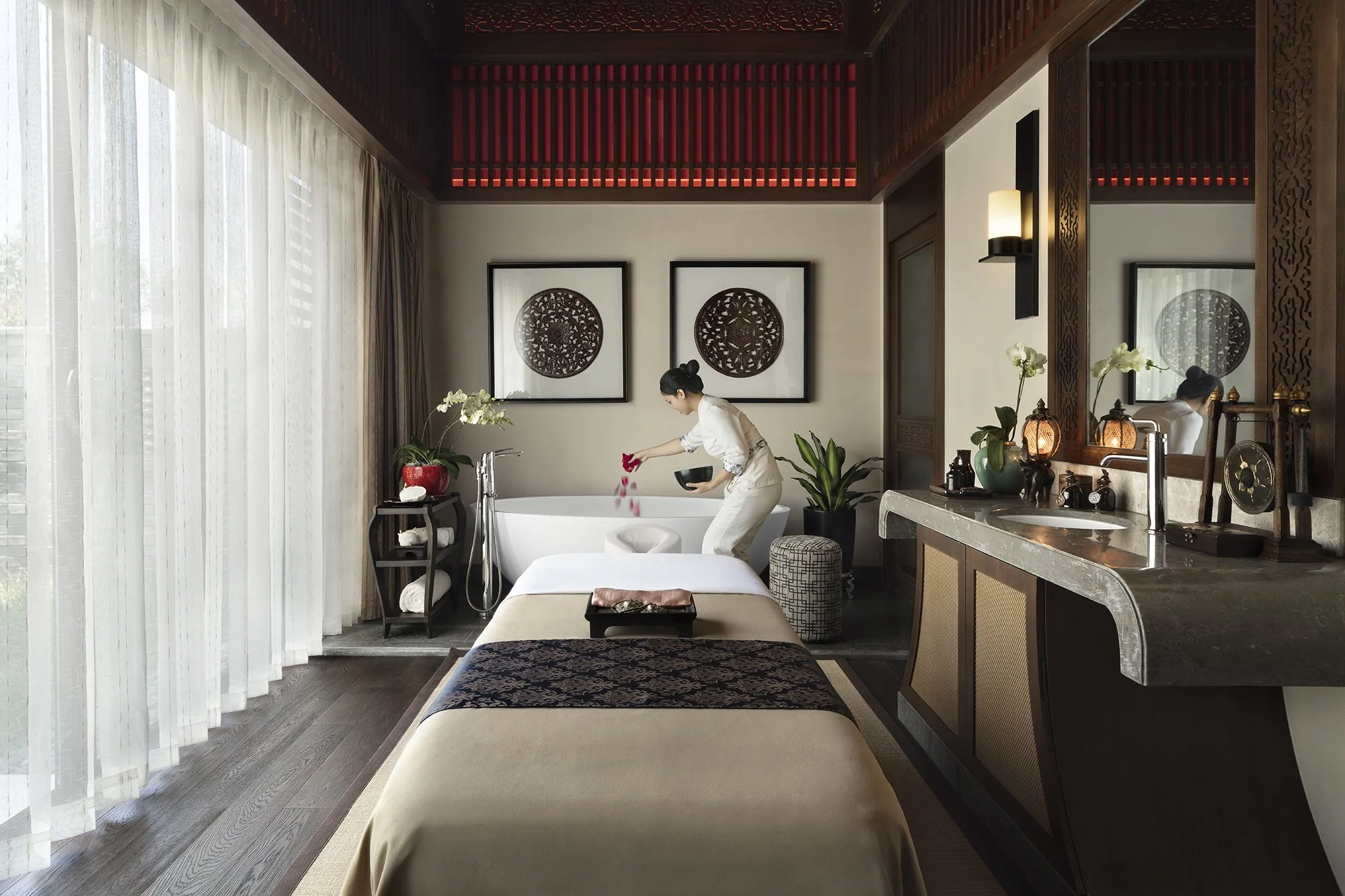 Anantara Guiyang Lifestyle Wellness Spa Singles Treatment Room with Therpist.jpg