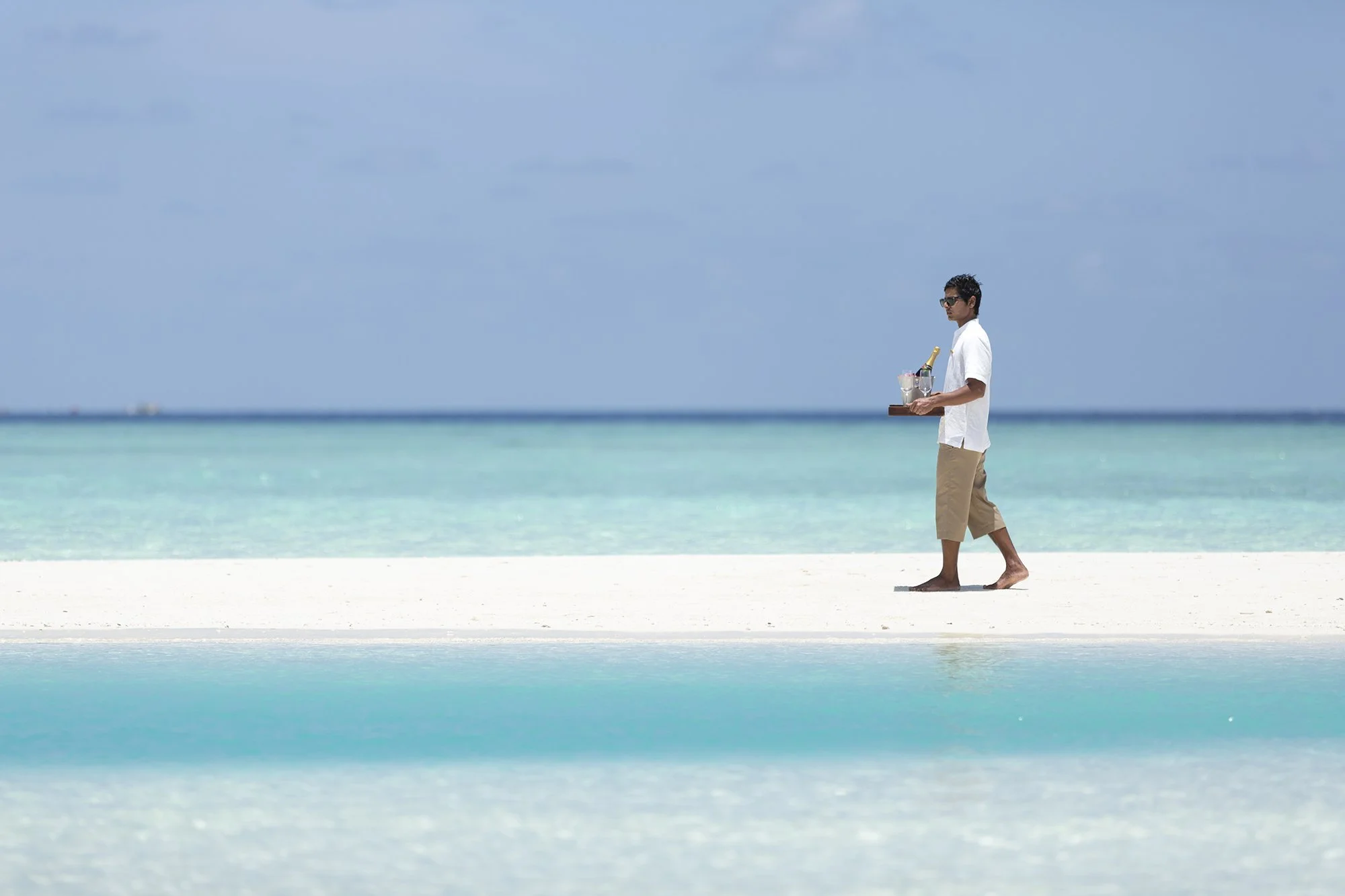 Naladhu Maldives - Detail SandBarService 01.JPG