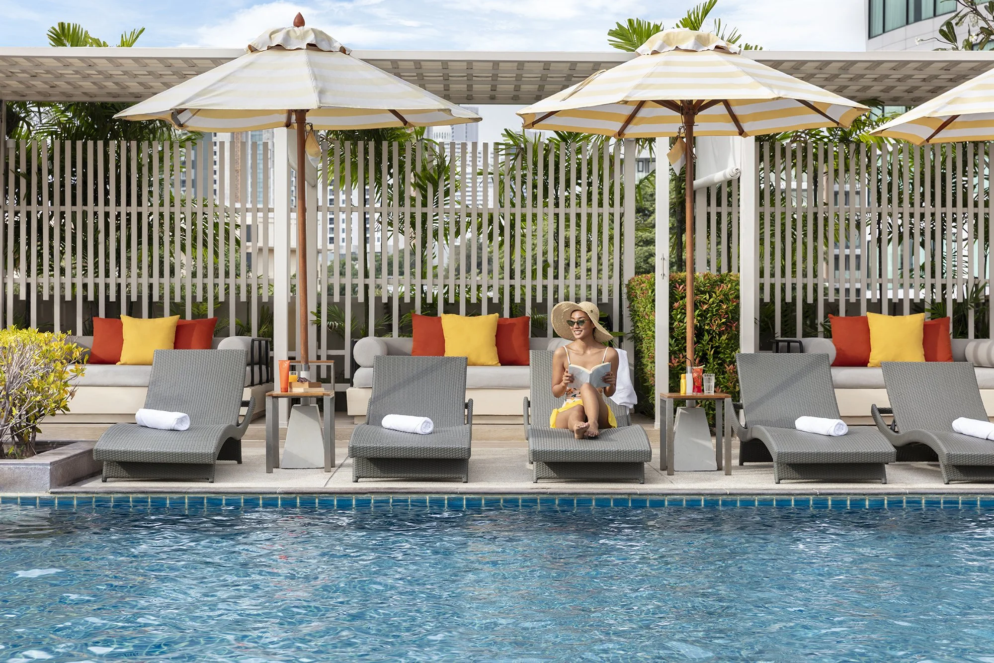 Holiday Inn Pattaya Lifestyle Pool Couple.jpg