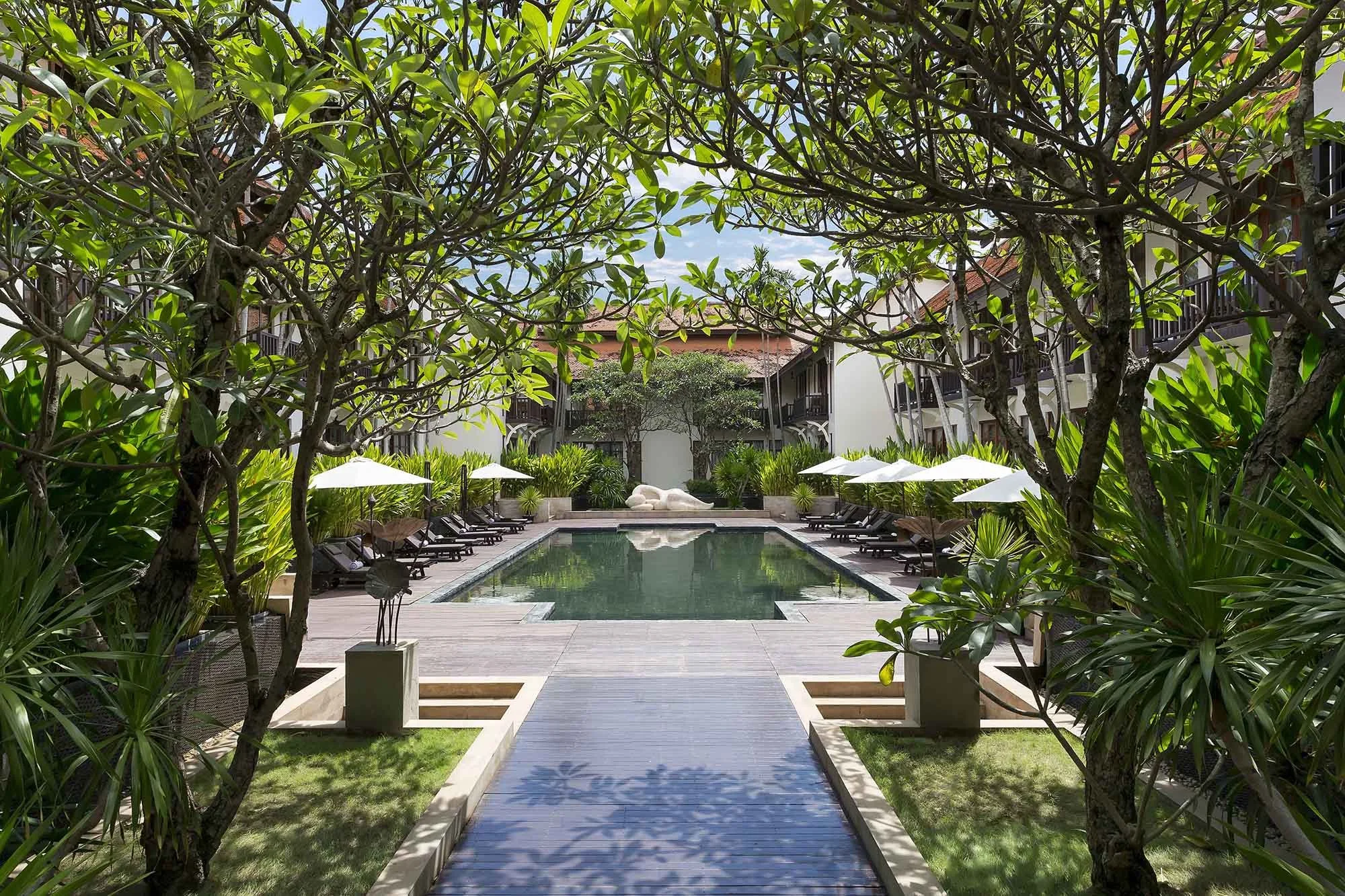 Anantara Angkor Swimming Pool.jpg