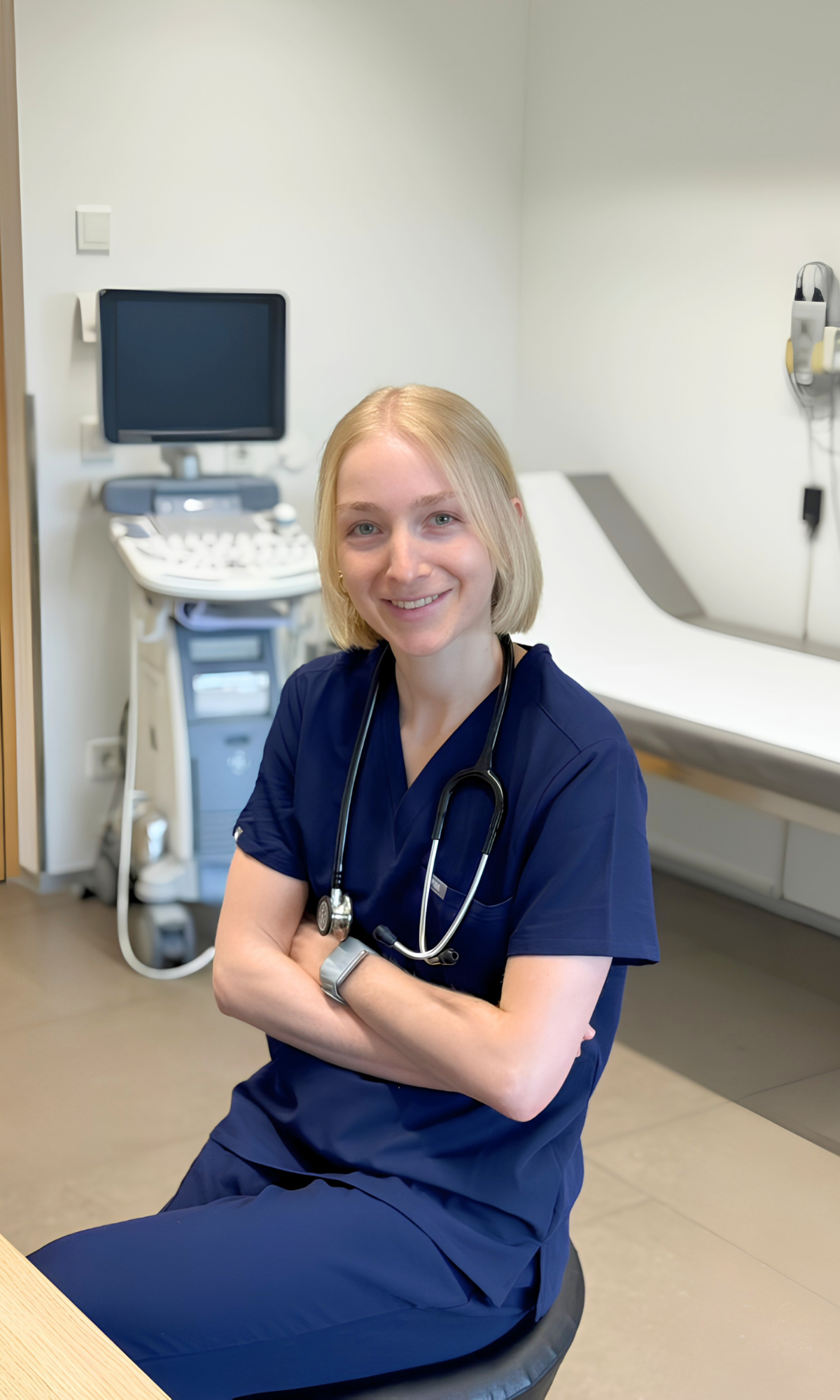 Dr. Julia Längle Allgemeinärztin in Koblach mit Schwerpunkt Darmgesundheit und Stoffwechselgesundheit, im Hintergrund ein Ultraschallgerät.