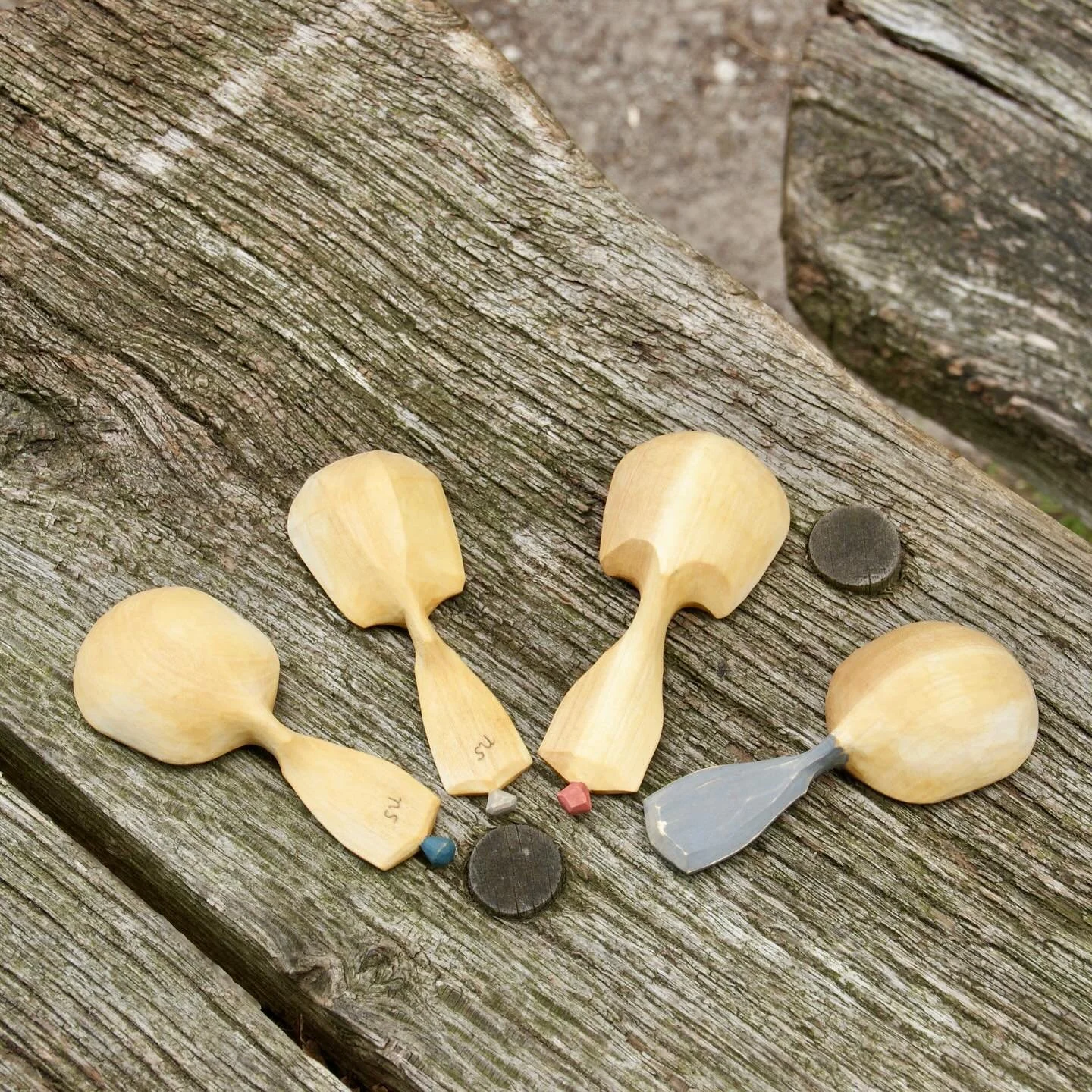 &bull;
Scoops, I try to have a number of them when I'm on a market, the two times, I haven't sold any so far. Luckily I enjoy craving them, these four are based on #ruacspoonchallenge31 (@hetzronio 's template for @riseupandcarve ) yet all have their