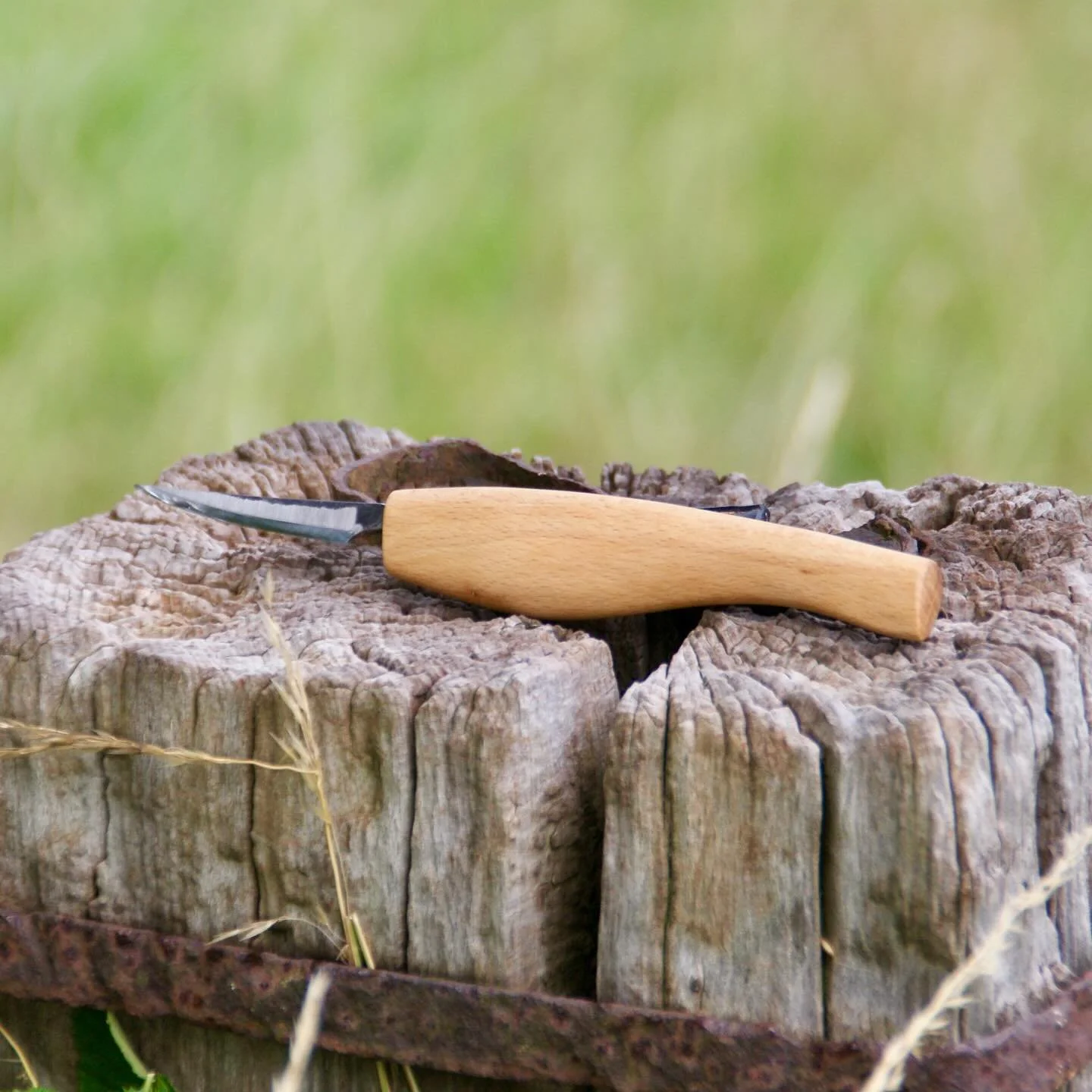 &bull;
Knife handles, I don't find them easy, the symmetry and flowing form or facets. Luckily part preference and with practice I'm getting closer. At Spoonburn I followed @schorsch555 's handle class and it helped, I re-handled my turning sloyd kni
