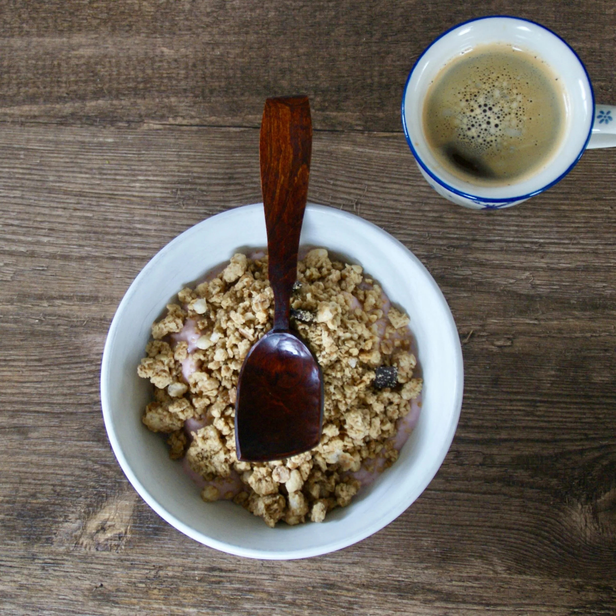 &bull;
The first Urushi item I show, made together with two endgraincups, is this spoon. It has flaws al over which are perfectly highlighted by the urushi, I was told this would happen and don't mind it, I am a perfectionist but somehow with sponeca