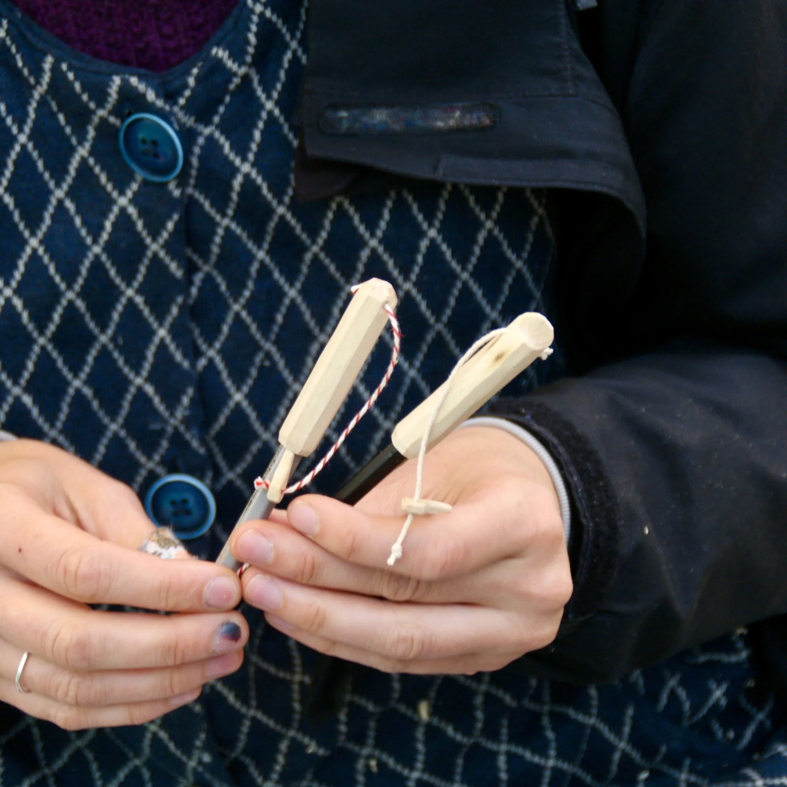 &bull;
At #Spoonburn2026 I teached my first course! A pencil caps course with four lovely people. Thank you for participating and challenging me!
&bull;
&bull;
&bull;
&bull;
&bull;
&bull;
&bull;
&bull;
&bull;
&bull;
#sloyd #spooncarving #lepelsnijden