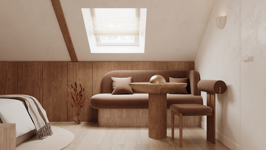 Salon de style minimaliste avec un canapé beige, un petit fauteuil en bois et un tableau rond en bois avec une sphère dorée au centre, dans une pièce avec un plafond en pente, un mur en bois clair et une fenêtre en haut laissant entrer la lumière.