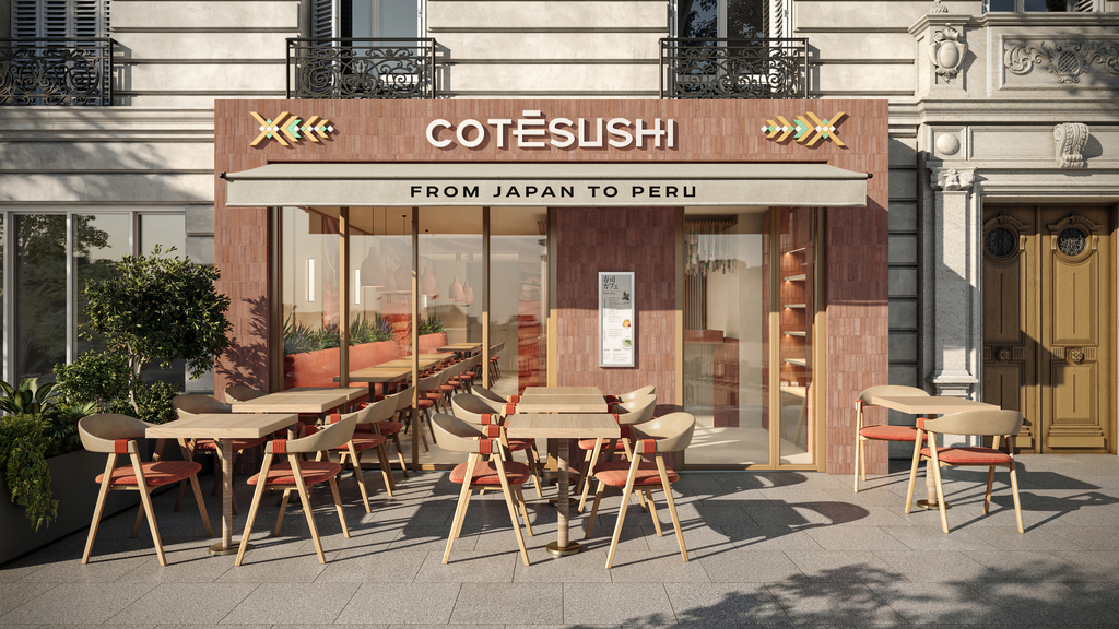 Façade d'un restaurant de sushis avec une terrasse extérieure, enseigne "COTESUSHI" et une bannière "FROM JAPAN TO PERU", mobilier de terrasse en bois, plantes décoratives, bâtiment en pierre avec une porte en bois.