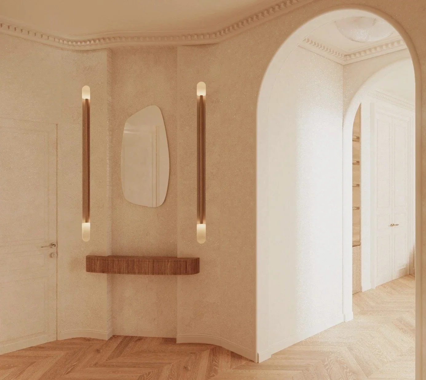Intérieur d'une pièce avec un mur beige, deux appliques lumineuses encastrées, un miroir et une étagère en bois, avec une arche menant à une autre pièce avec une porte blanche.