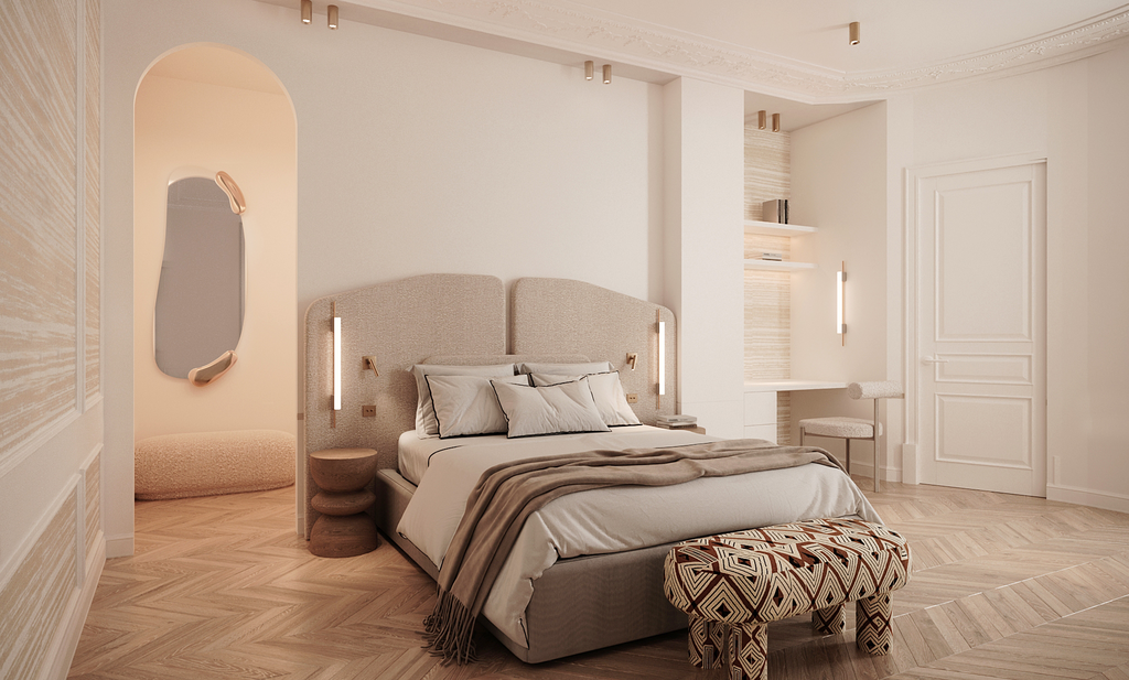 Chambre élégante avec lit king-size, tête de lit rembourrée, éclairage mural, miroir design dans un coin, petite table de nuit, bureau avec tabouret, et décoration monochrome en beige et blanc.