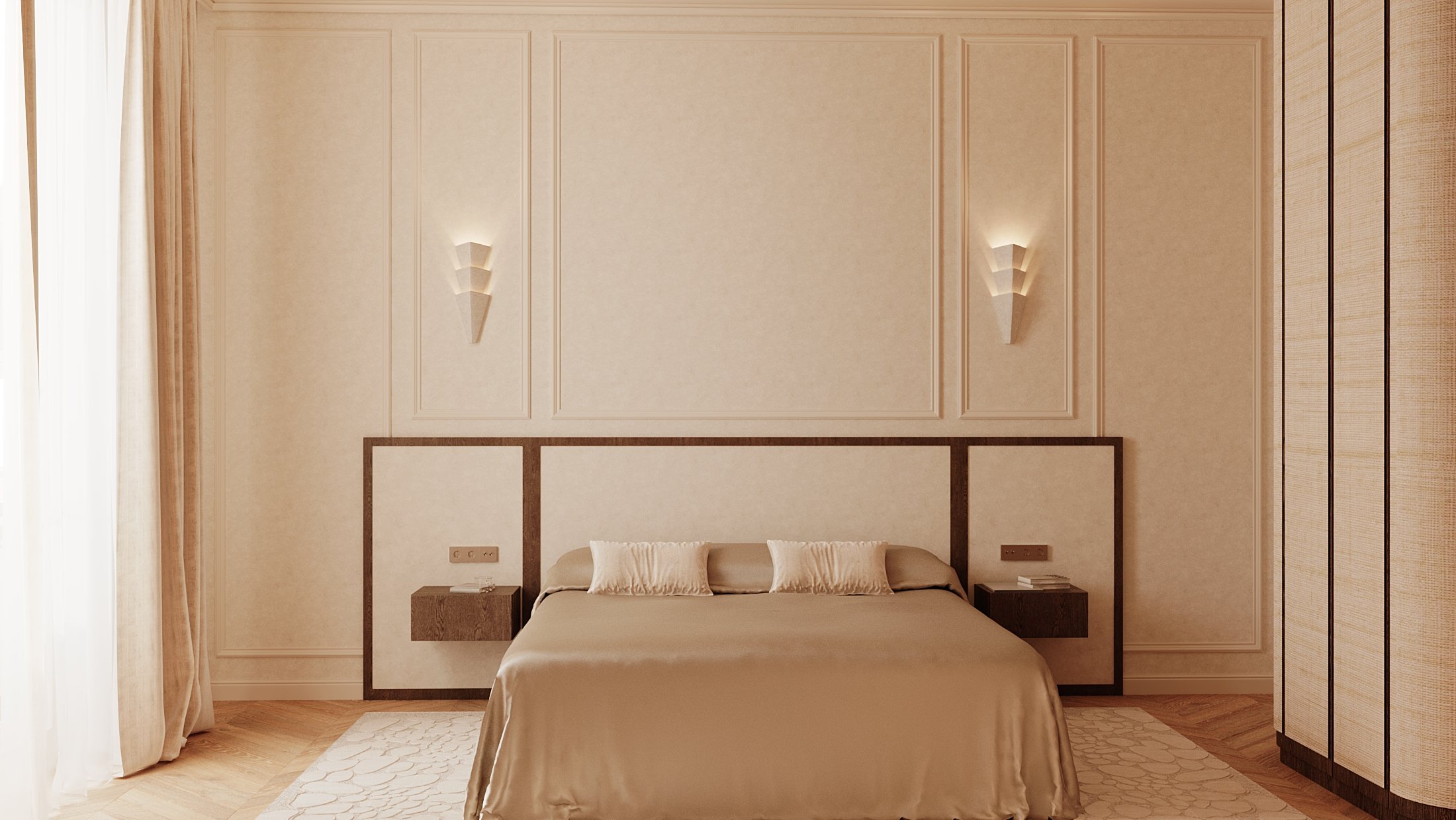 Chambre avec lit beige, tête de lit en bois sombre, deux petites tables de nuit, lampes murales en forme d'aggrégation géométrique, rideaux beige, sol en bois et tapis beige à motifs.