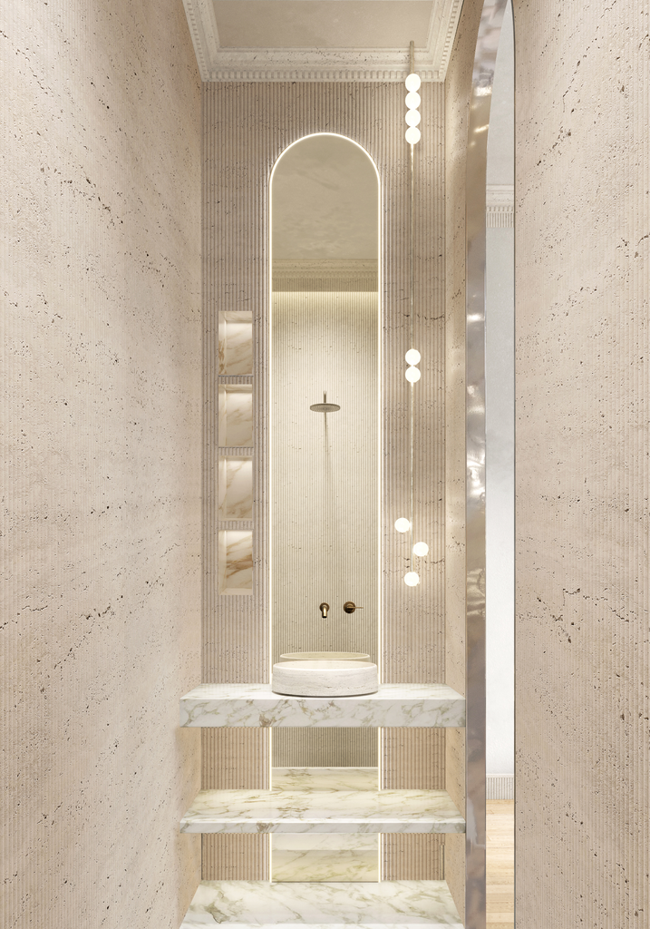 Une salle de douche élégante avec un mur en pierre beige, un grand miroir en forme d'arche avec éclairage LED, une pomme de douche encastrée, un lavabo rond en marbre blanc, et des lampes suspendues