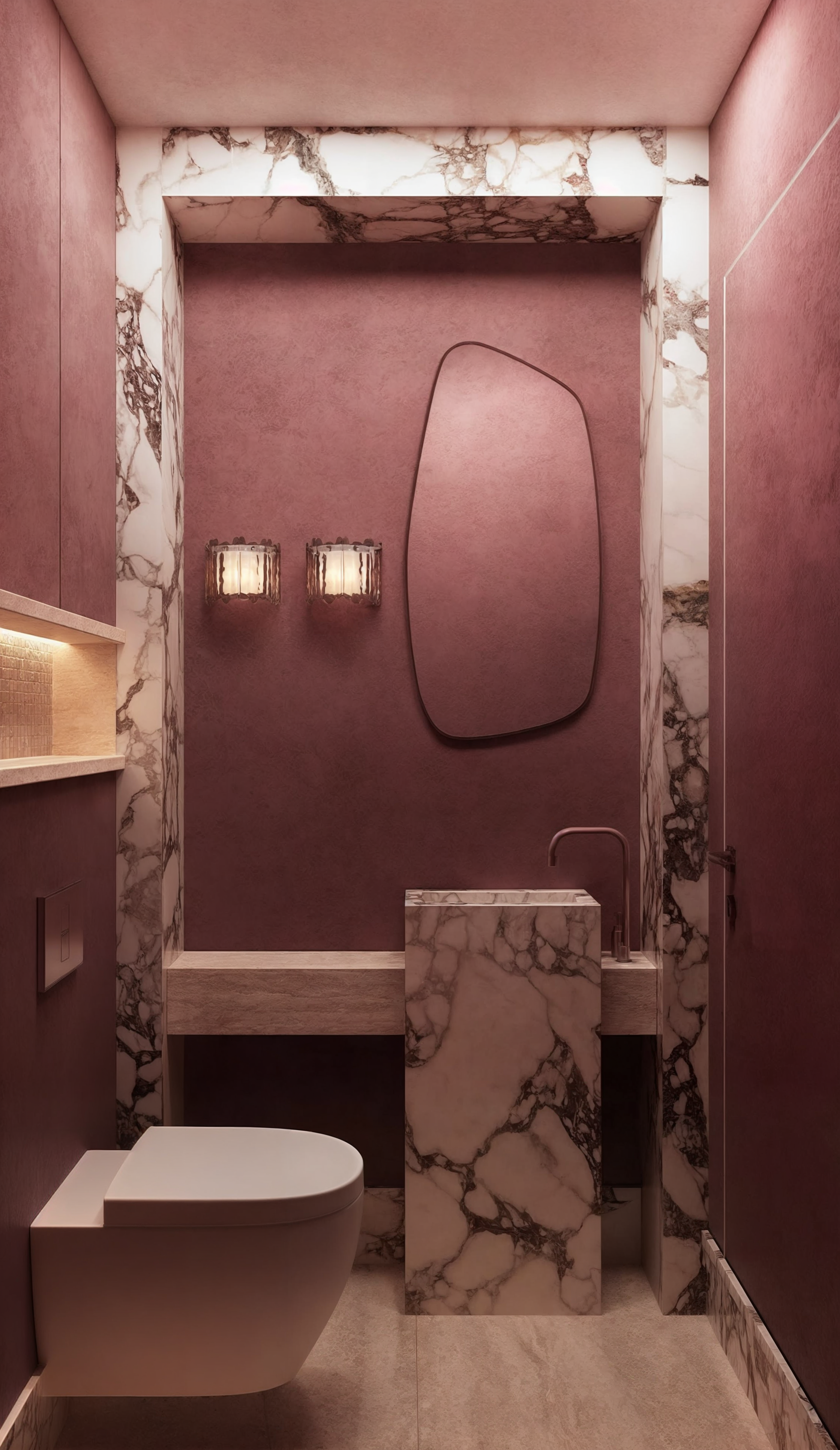 Salle de bain moderne avec murs rose foncé, vasque en marbre, miroir incurvé, lampes murales, toilette blanche, et éléments en marbre blanc avec veines brunes, décoration élégante et raffinée.